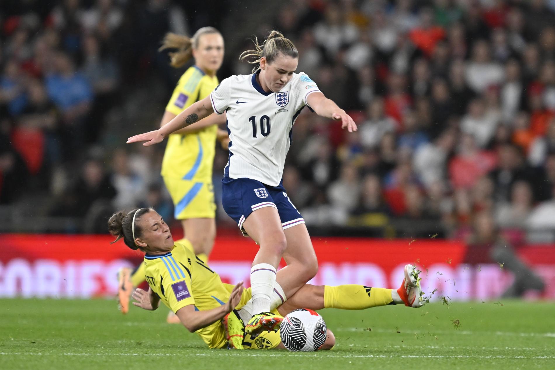 Sveriges Julia Zigiotti Olme i en av många närkamper, här med Englands Grace Clinton, under fredagens EM-kvalmatch (1–1) på Wembley i London.