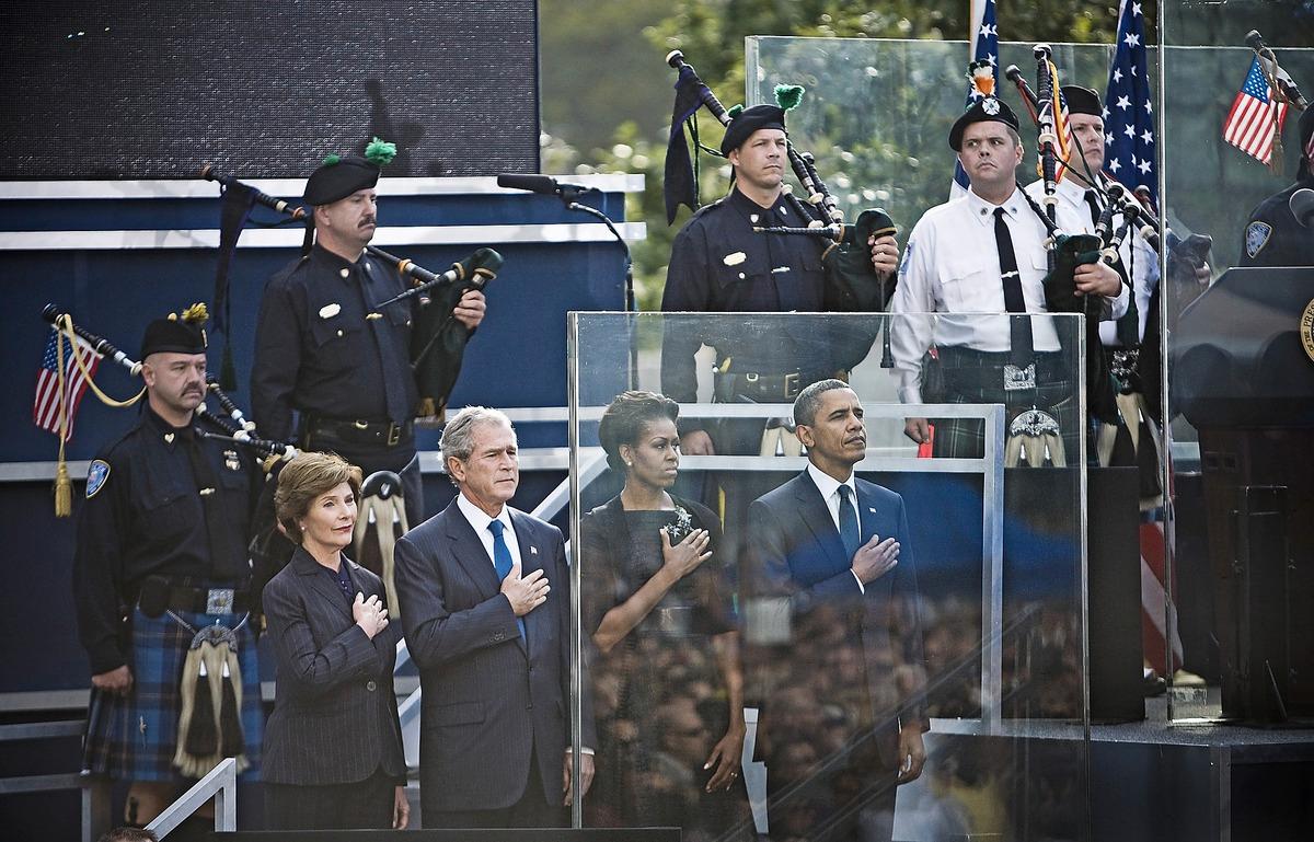 TYST MINUT FÖR OFFREN Förre presidenten George W Bush och hans hustru Laura stod sida vid sida med USA:s nuvarande president Barack Obama och hustrun Michelle.