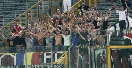Glada - trots allt Dinamo Bukarests supportrar under matchen mot Lazio.