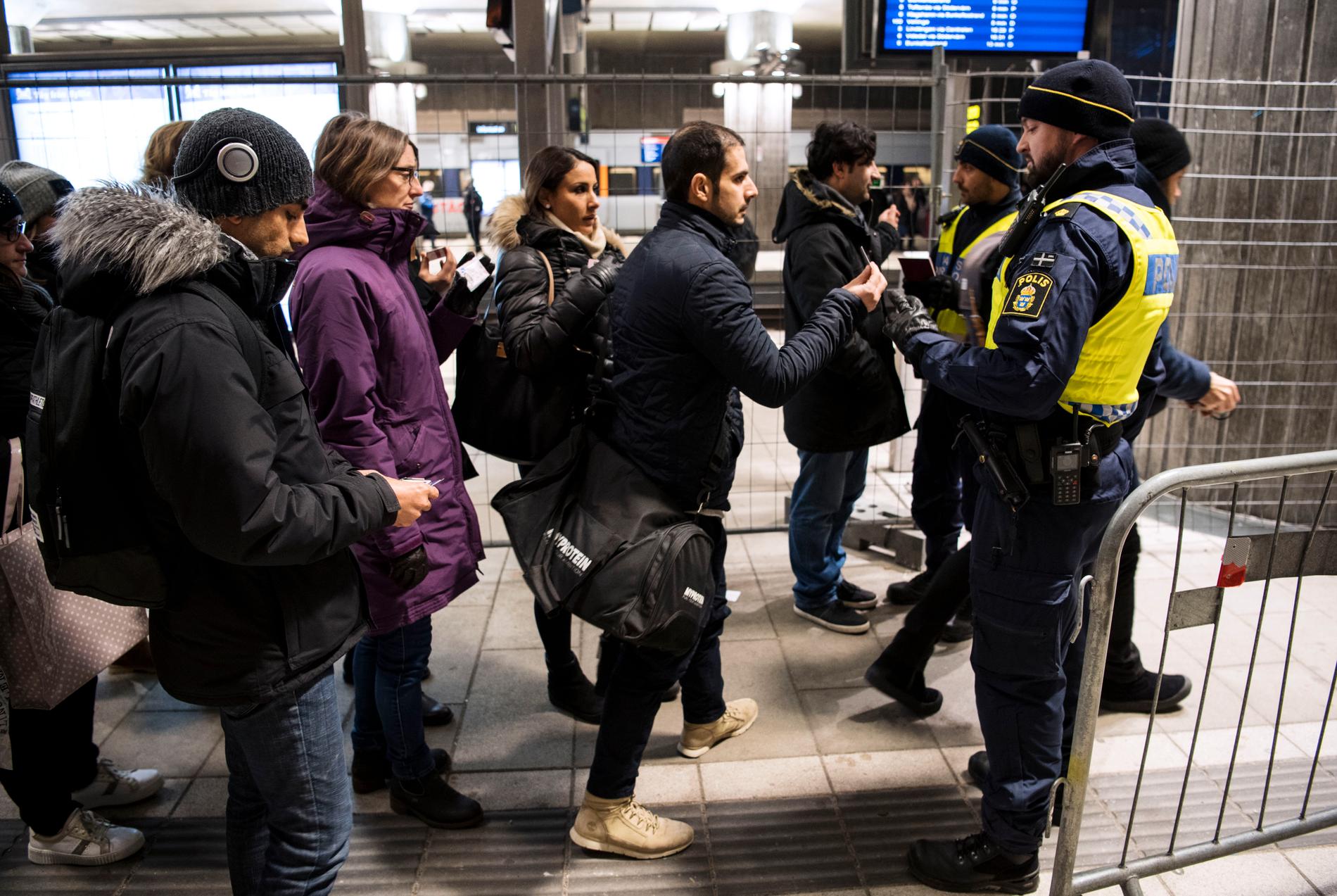 Polis och passkontrollanter kontrollerar id-handlingar på avstigande passagerare från ett Öresundståg på station Hyllie utanför Malmö i januari.