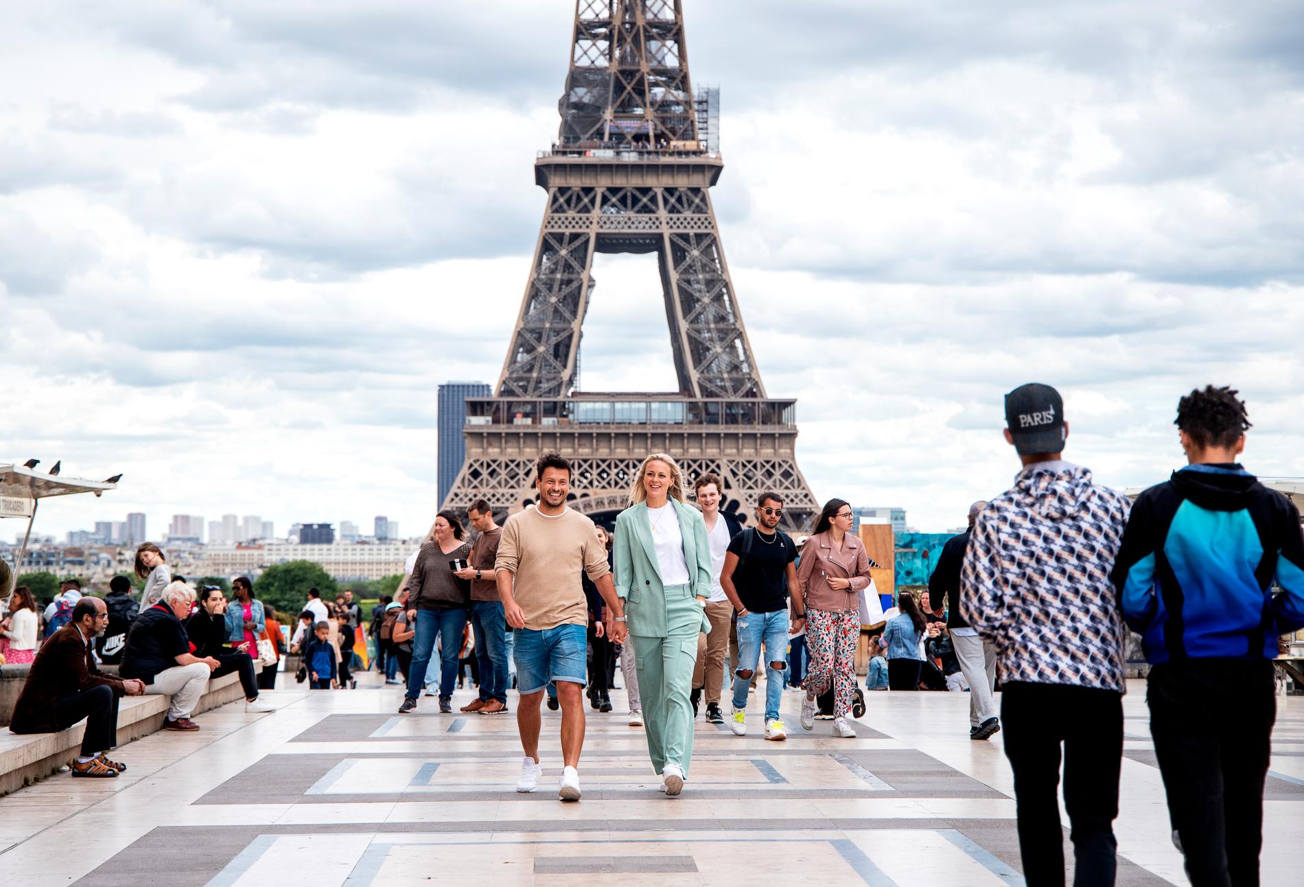 Amanda Ilestedt och pojkvännen Rainer Müller i folkmyllret på Place du Trocadéro i Paris där Eiffeltornet ligger ståtligt på andra sidan Seine.