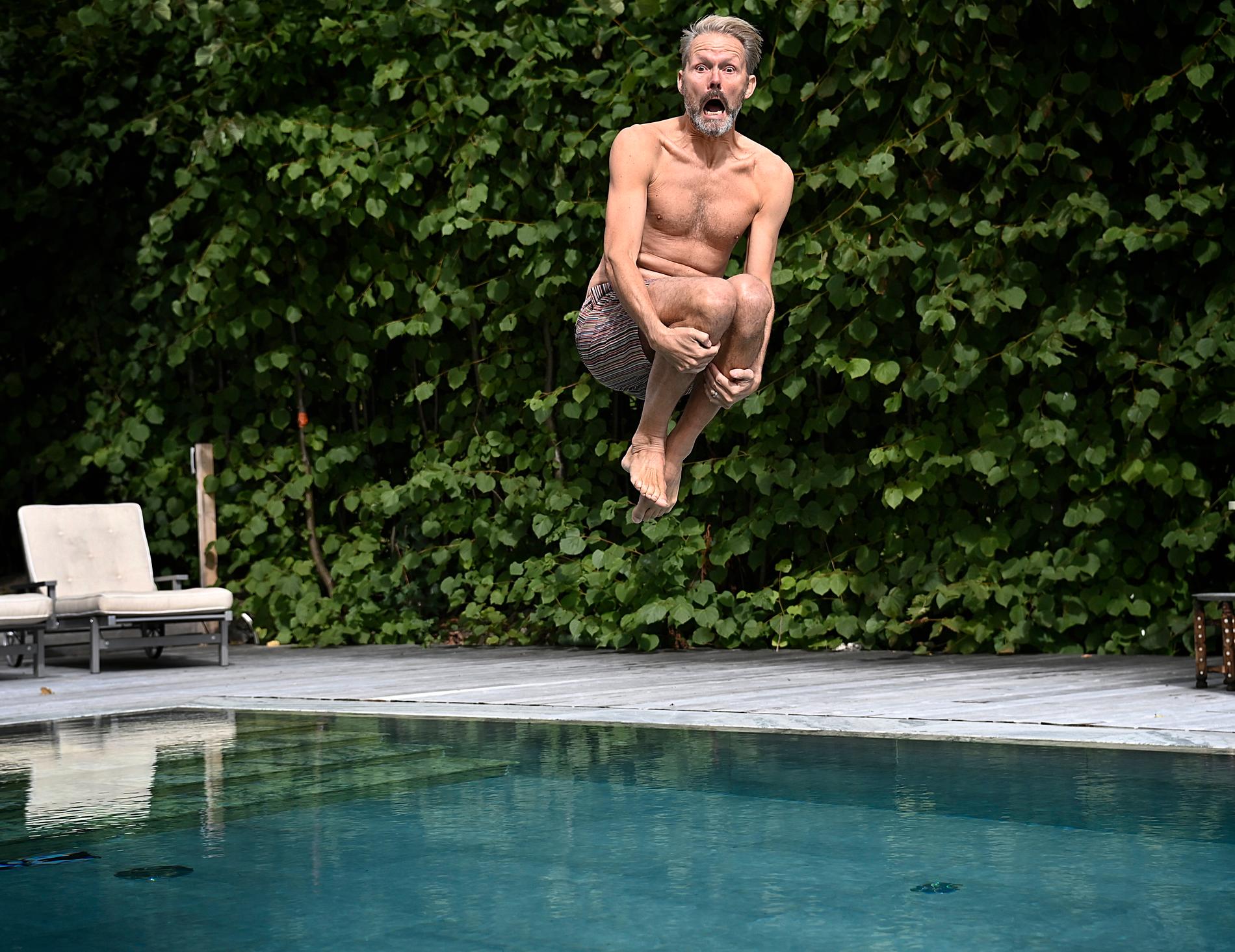 Felix Herngren älskar att bada och här bjuder han på bomben i sin pool.