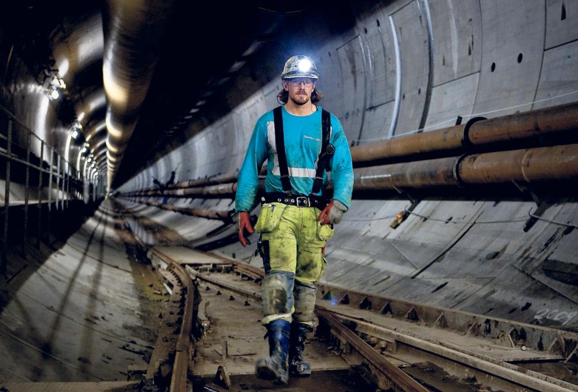 här ska tågen köra Arbetsledaren Tobias Andersson var nio år när tunnelbygget startade och minns diskussionerna hemma om alla förseningar och skandaler.