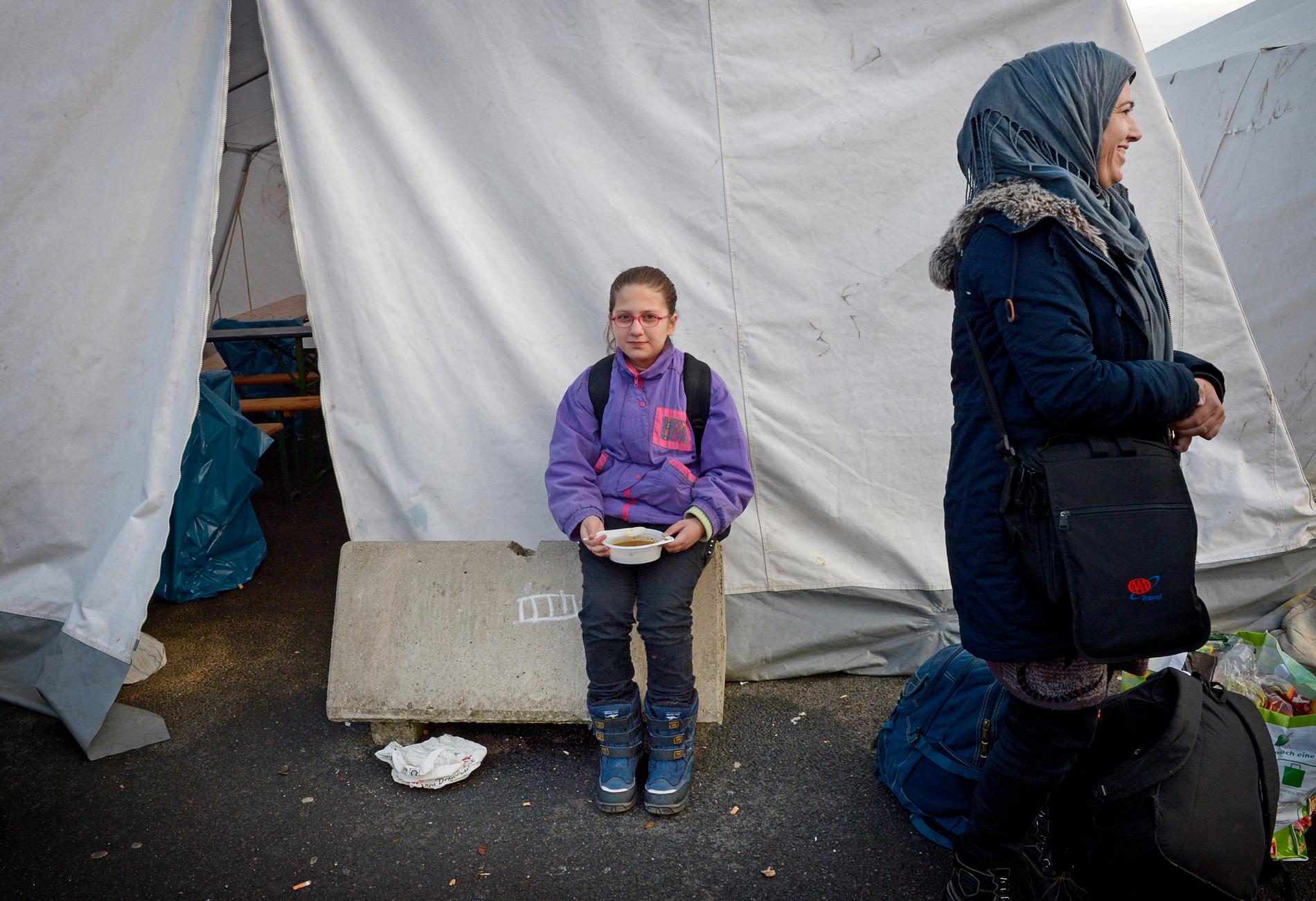 Jiyan, 30, från Irak är på väg till Sverige.
Dottern Martin, 9, har fått soppa av volontärerna i Rostock.