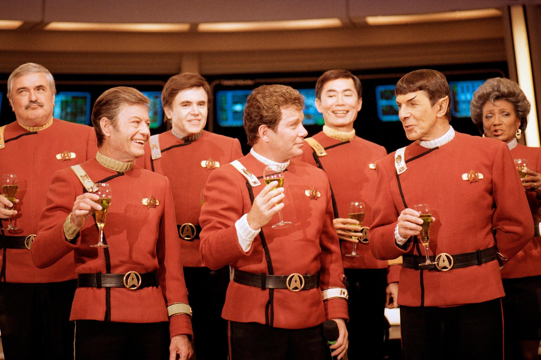 James Doohan, DeForest Kelley, Walter Koenig, William Shatner, George Takei, Leonard Nimoy och Nichelle Nichols i ”Star Trek”.