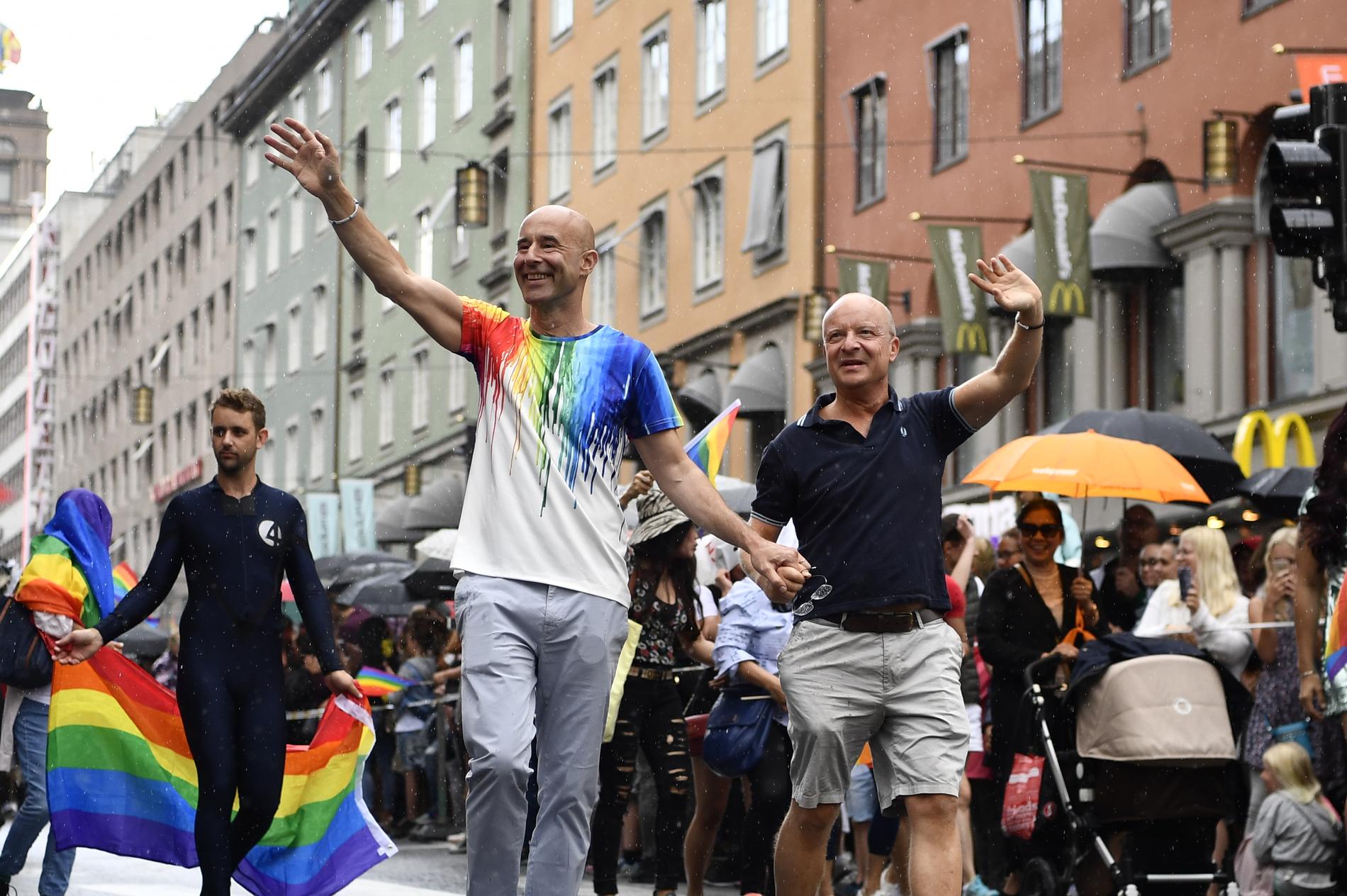 Mark Levengood och Jonas Gardell i Prideparaden 2017.