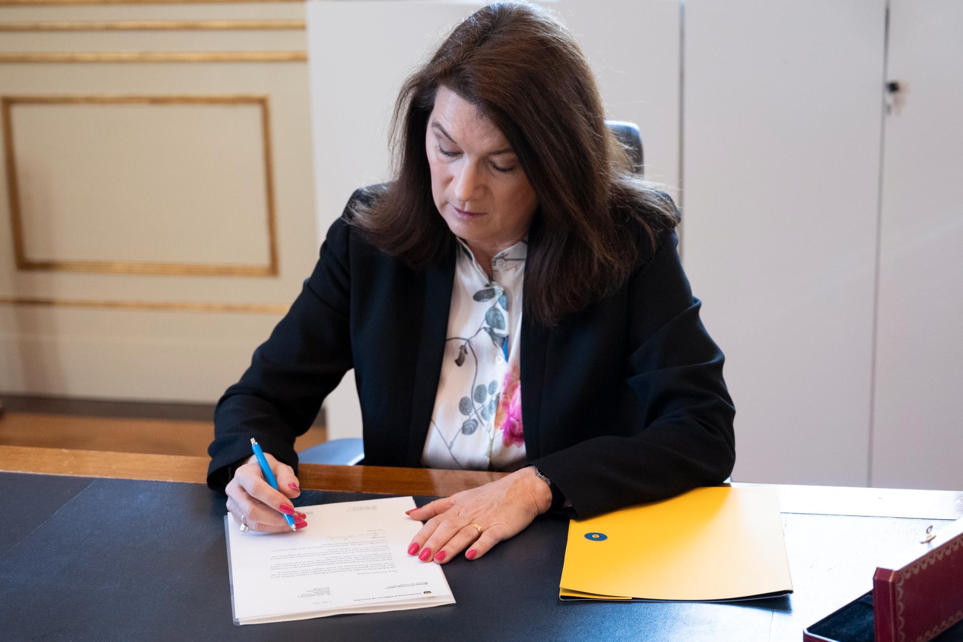 Utrikesminister Ann Linde skriver under Sveriges Natoansökan.