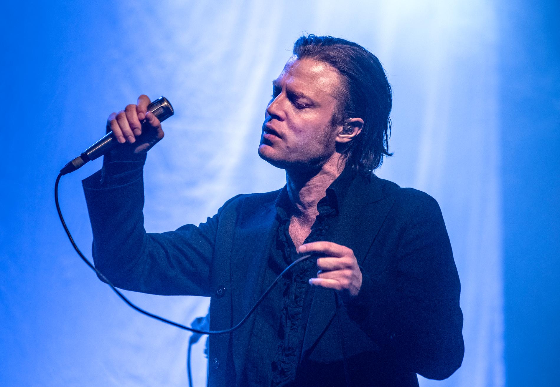 Björn Dixgård glänser på Mando Diaos turnépremiär i Trollhättan.