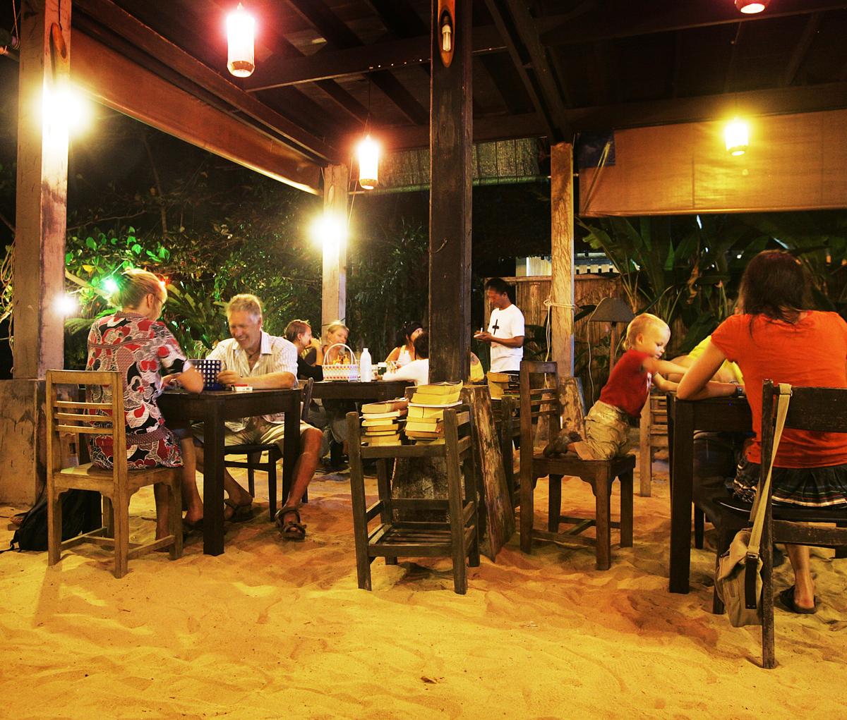 När mörkret faller över Koh Maak är vildaste nöjet att mysa på öns restauranger. Monkey Island Resort erbjuder avkopplande bossamusik, brädspel och thailändskt öl.