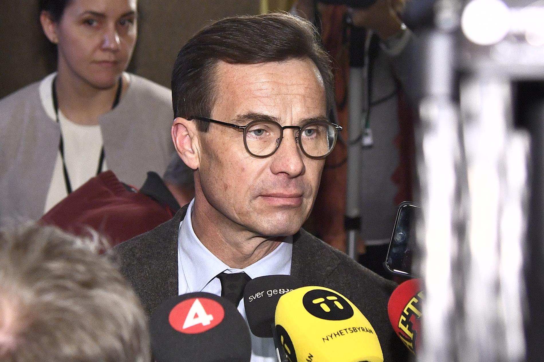 Moderaternas partiledare Ulf Kristersson (M) intervjuas av journalister efter sitt möte med riksdagens talman.