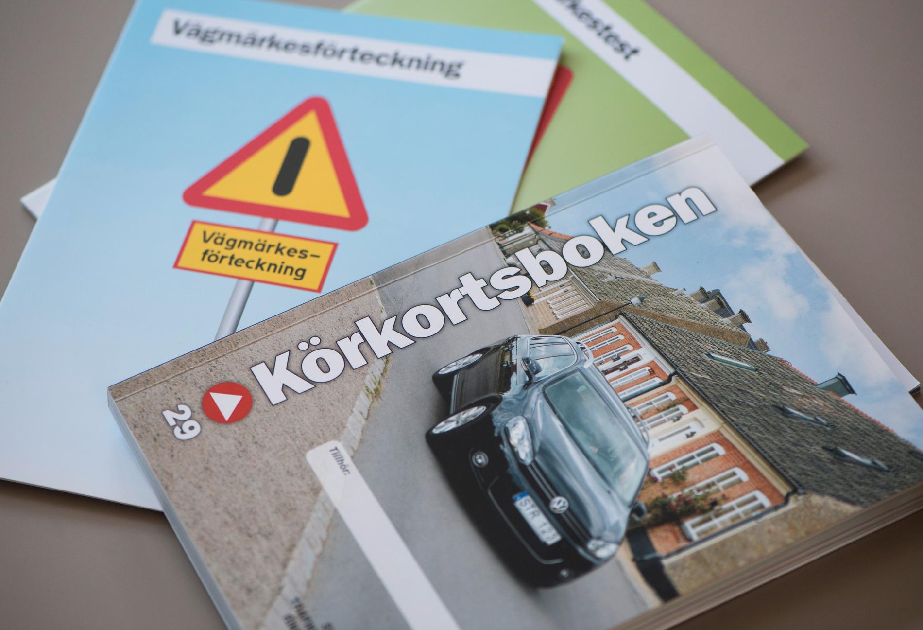 En man i Småland körde ensam hem från ett missat teoriprov och blev stoppad av polisen. Arkivbild.