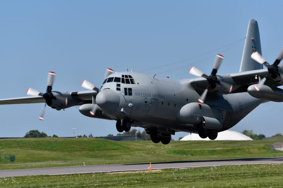 Försvarsmaktens flygplan av modellen C-130 Herkules väger runt 34 ton. 