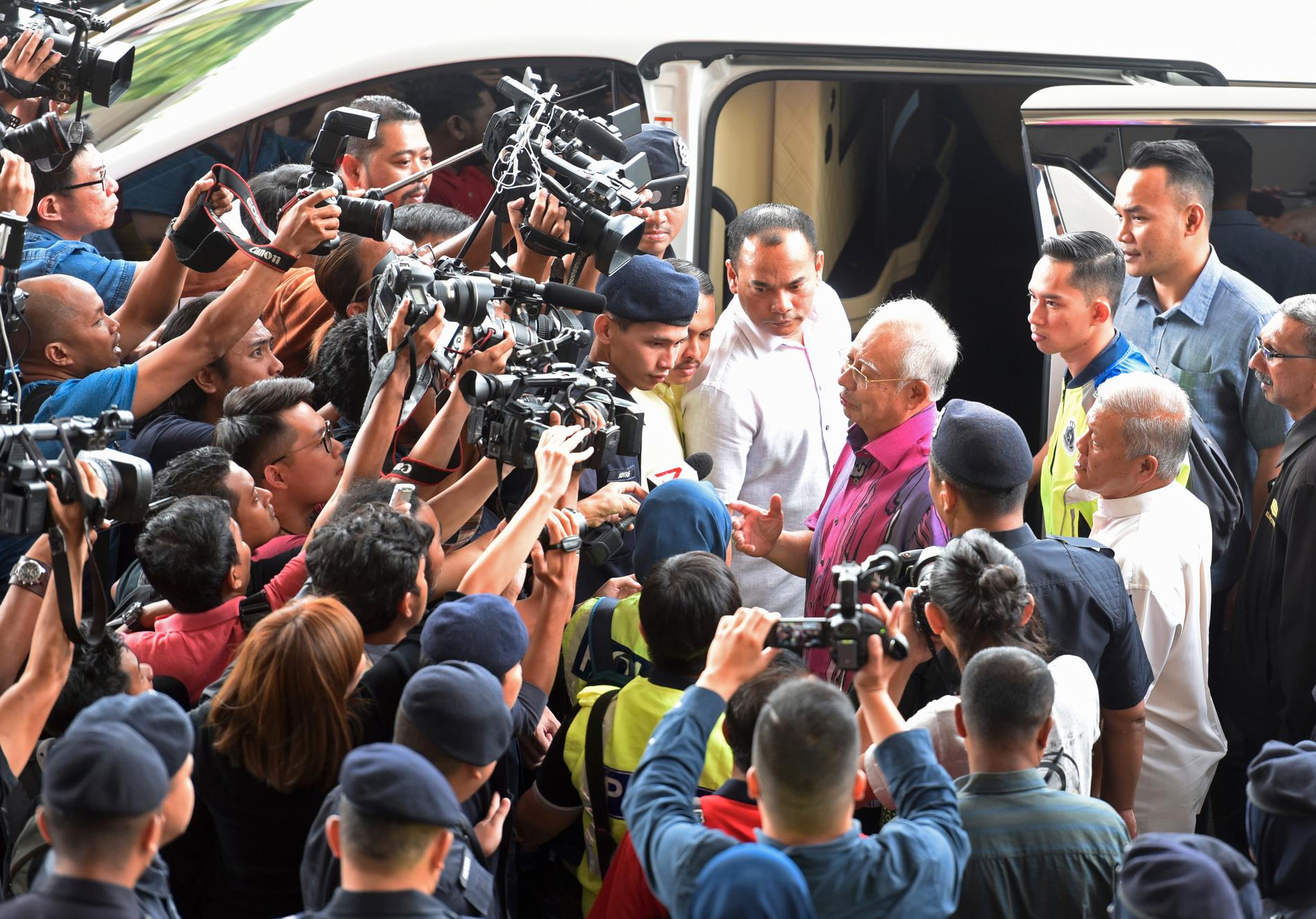 Tidigare premiärminister Najib Razak utanför rätten i Kuala Lumpur. Arkivbild.