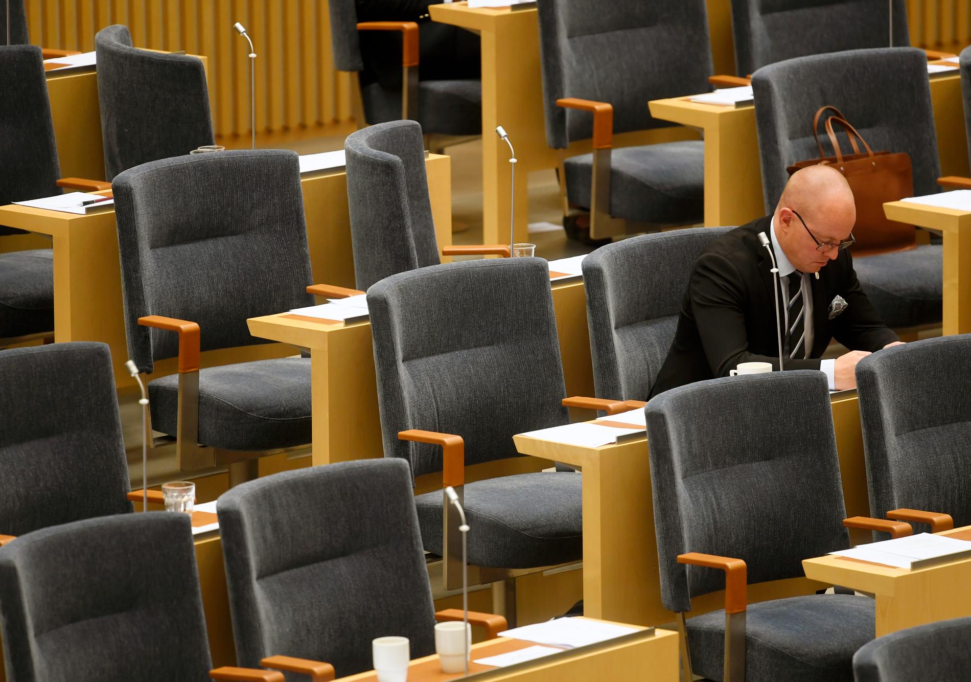 Björn Söder under omröstningen i riksdagen. 