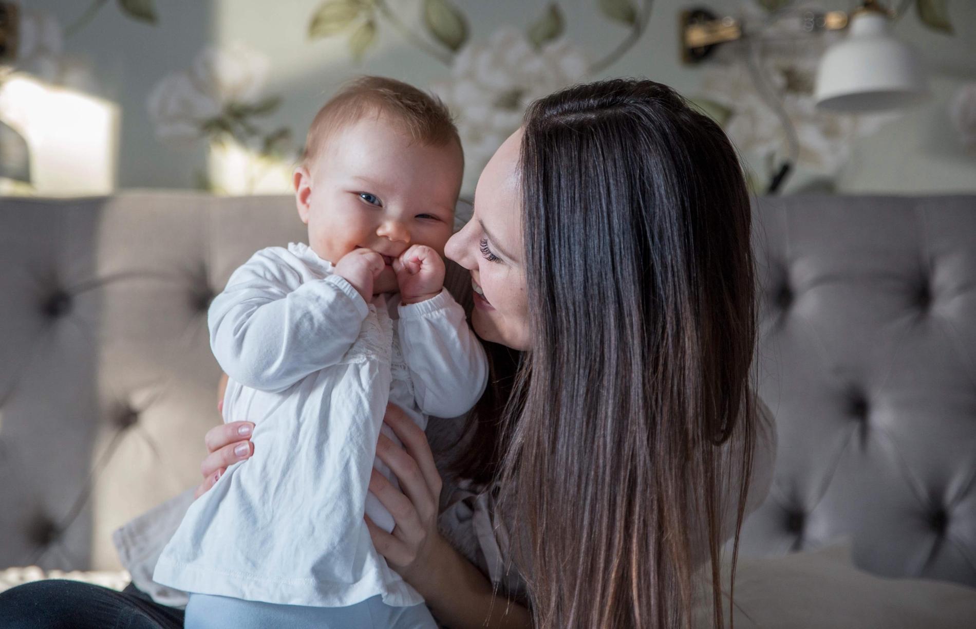 Emelie Nenonen slutade snusa när hon blev gravid. Här med nio månader gamla dottern Alice Nenonen.