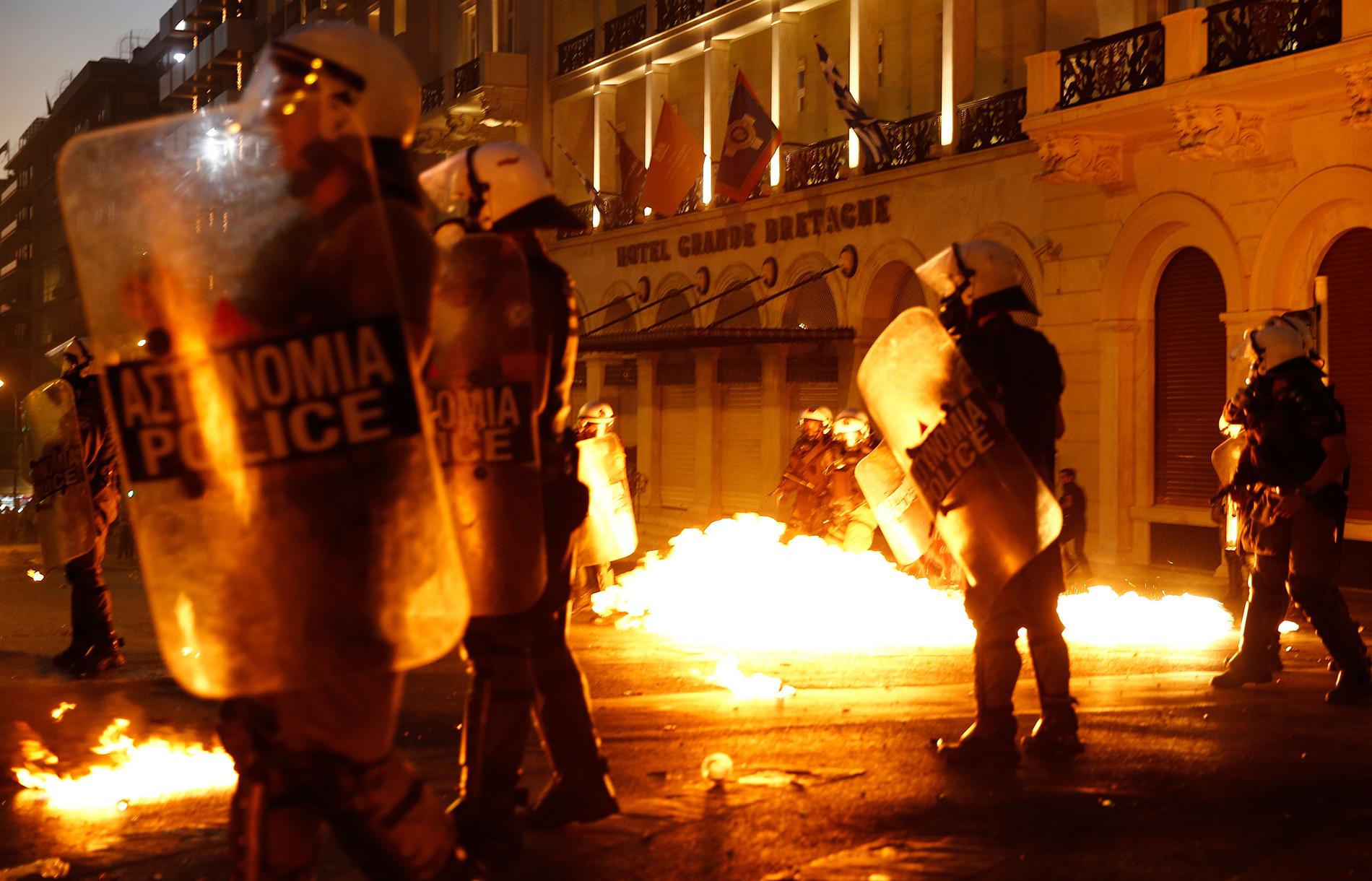 Brandbomber kastas mot polisen i Aten