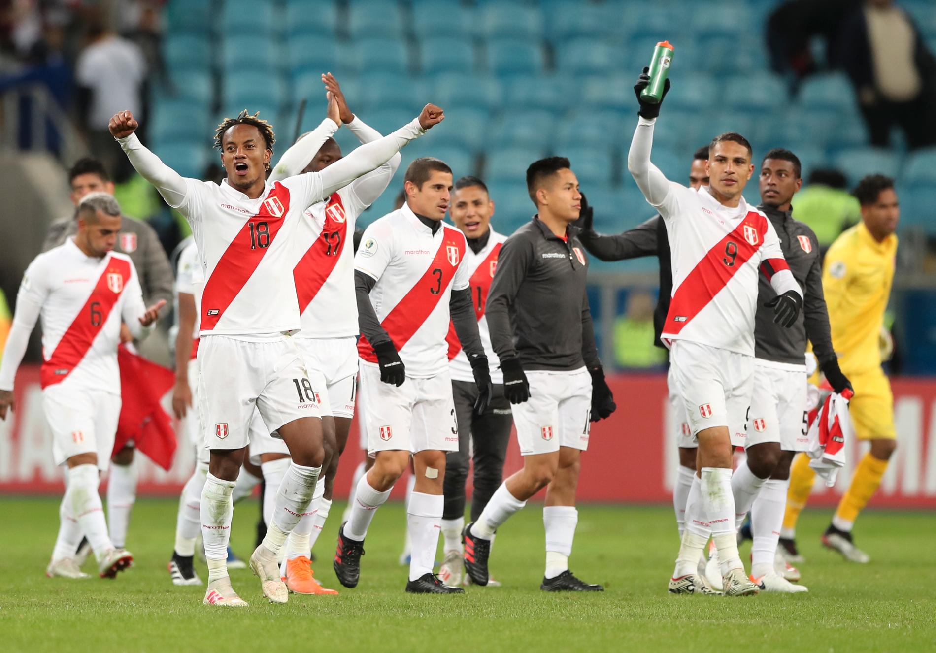 Perus spelare firar onsdagens semifinalseger.