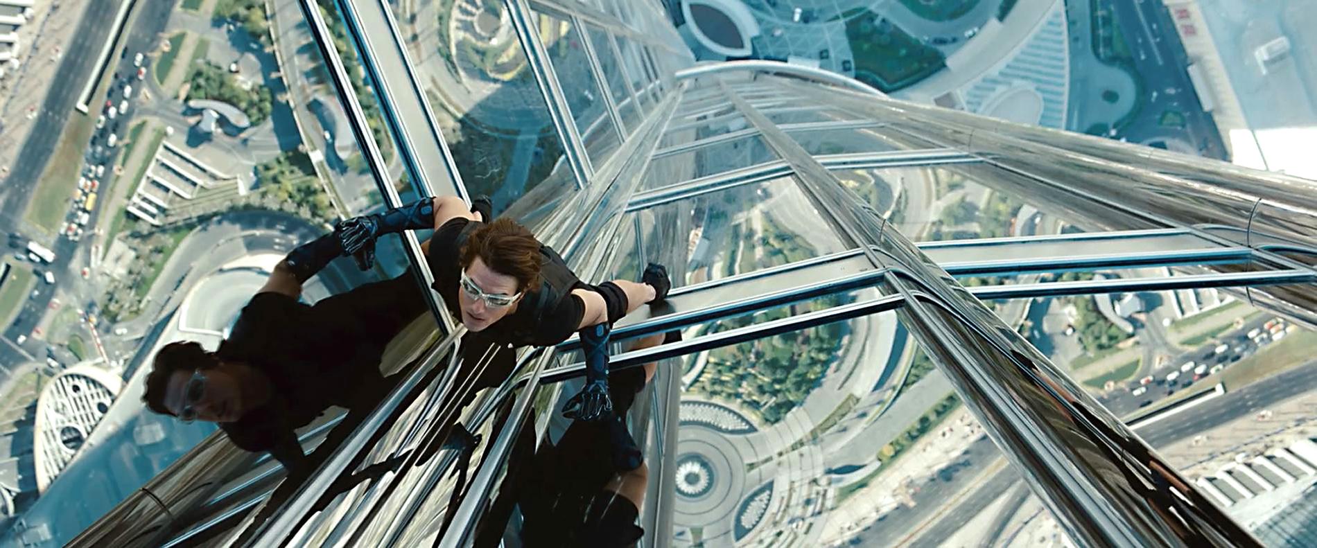 Klättrandet på skyskrapan i Dubai är ett av de mest spektakulära inslagen i fjärde ”Mission: Impossible”-filmen.Foto: UIP