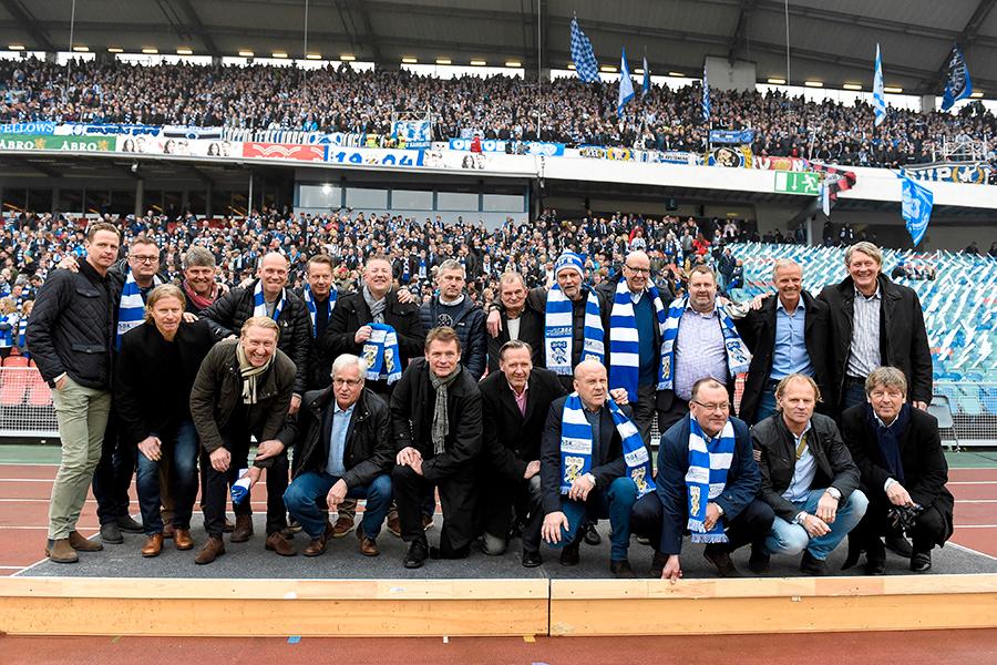 IFK Göteborg spelare från 1982 och 1987 hyllas inför fotbollsmatchen i allsvenskan mellan IFK Göteborg och Malmö FF den 1 april 2017 i Göteborg.