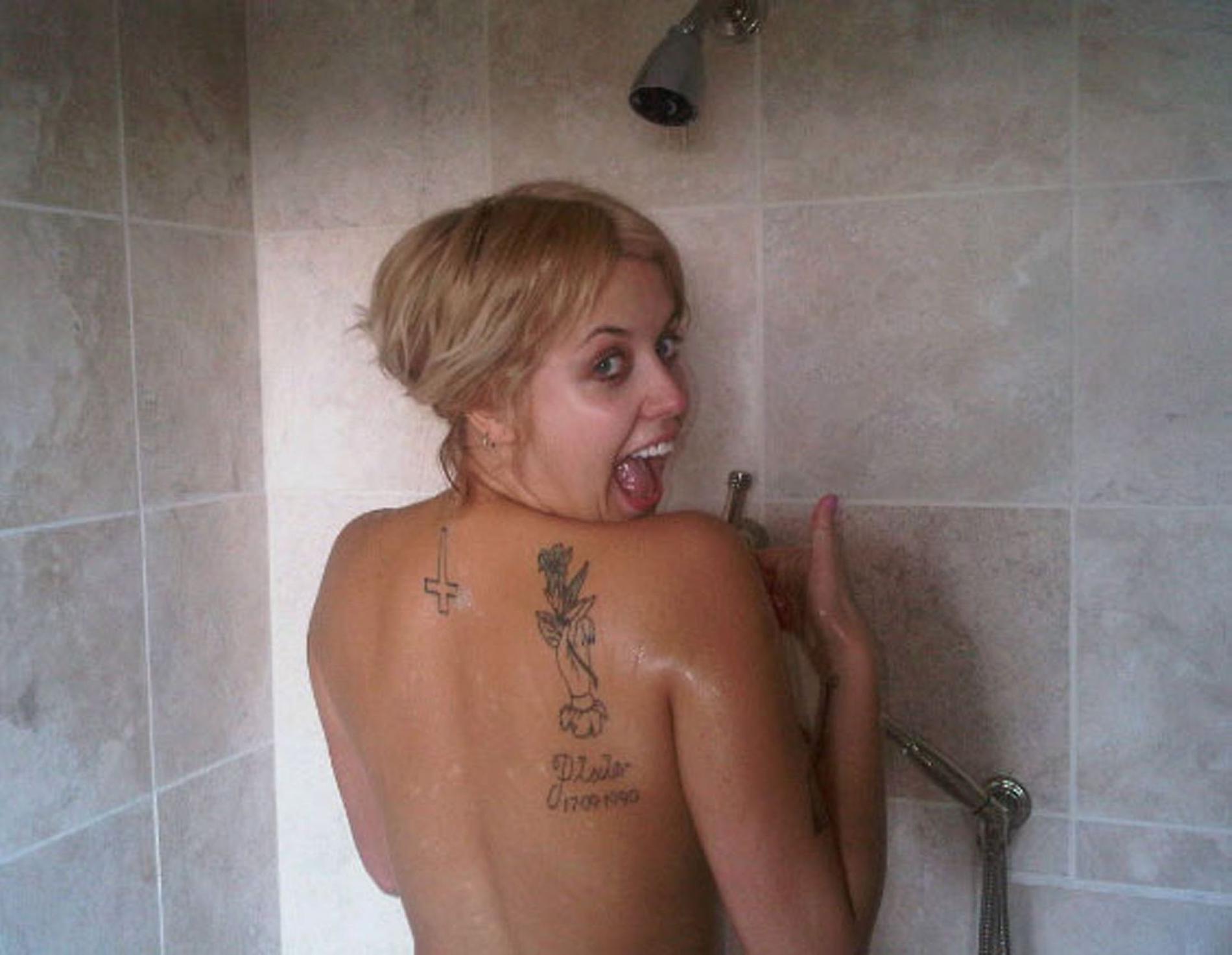 Peaches Geldof i duschen visar upp sina gaddningar. Också hon i ”bar över”.