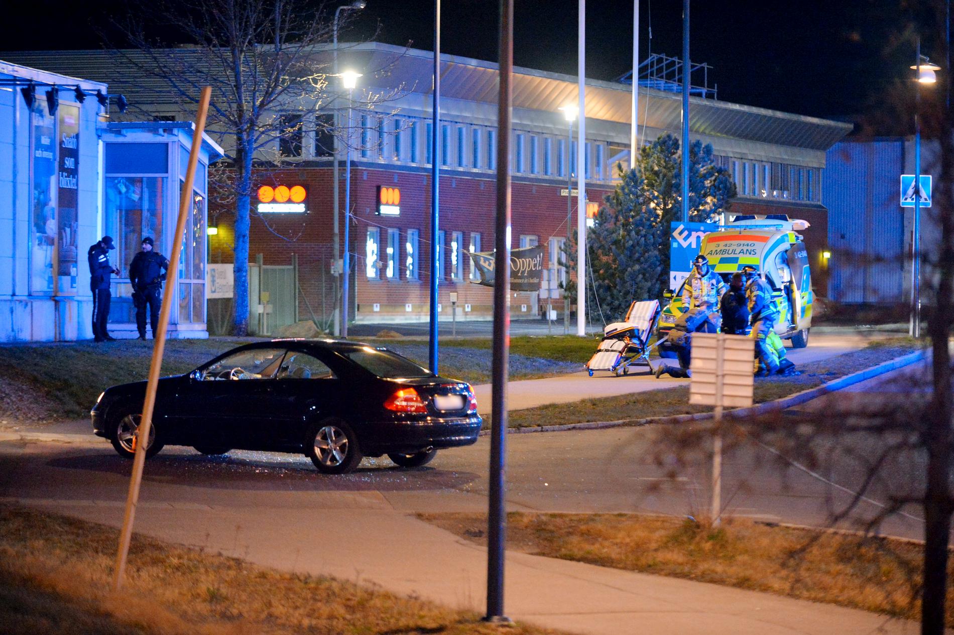 Skjutningen i våras 2020 skedde utanför en snabbmatsrestaurang vid ett köpcentrum i Norrköping. Polisen spärrade av ett stort område.
