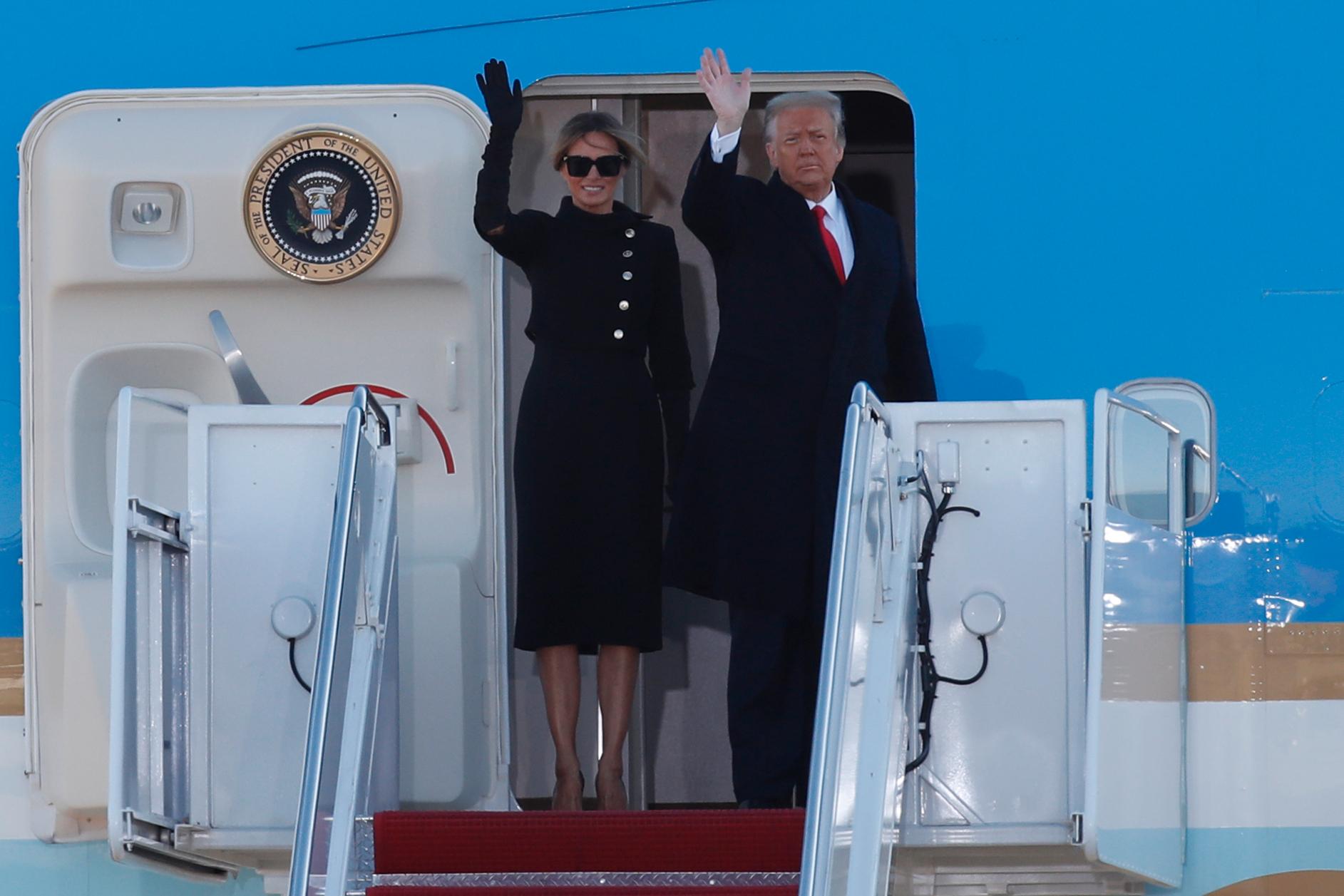 USA:s avgående president Donald Trump och hans fru Melania Trump har flugit, kanske för sista gången, med det amerikanska presidentplanet Air Force One.