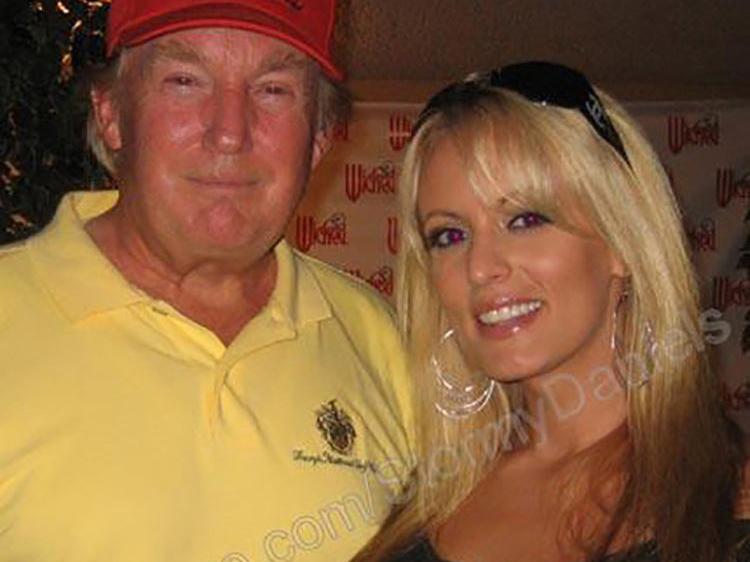 Donald Trump och Stomy Daniels poserar ihop 2006, på en bild från porrstjärnans Myspace-sida.