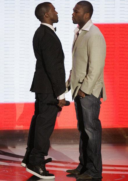 Tuppfajt Kanye West bröstar sig mot 50 Cent på MTV-galan.