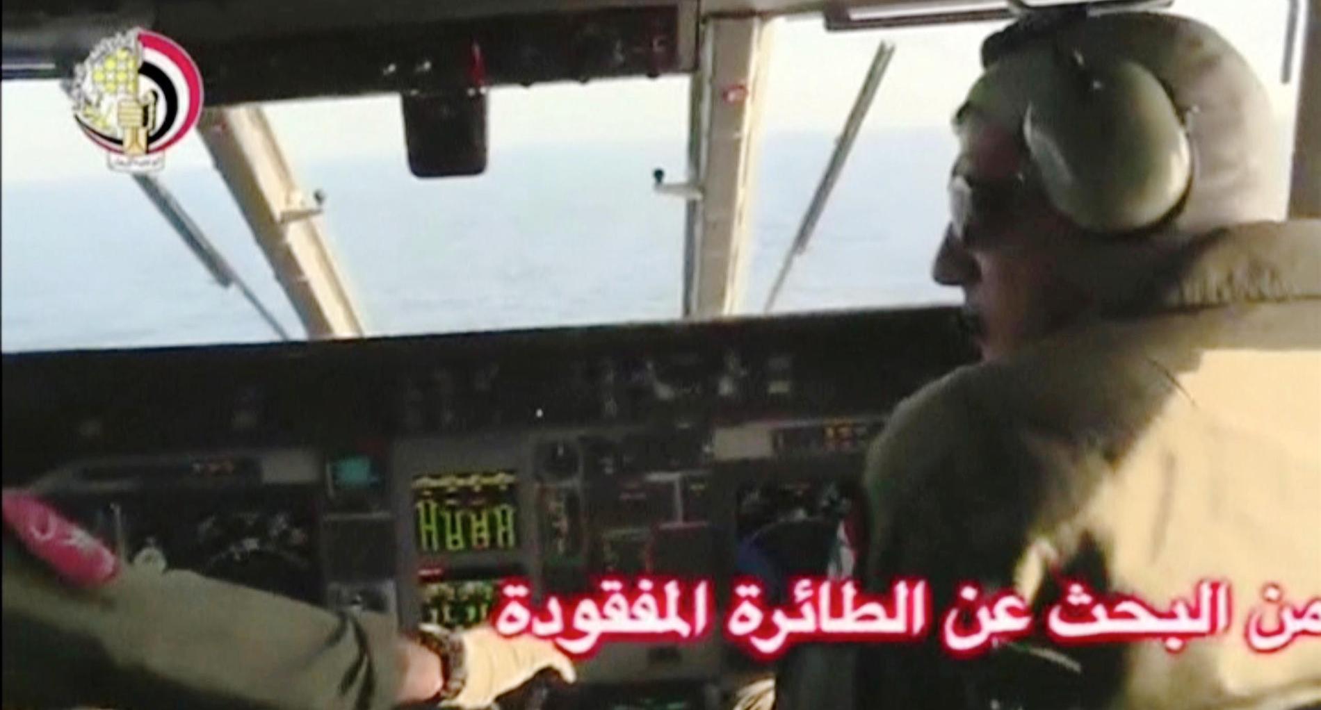 Piloter från den egypiska militären söker efter planet i Medelhavet
