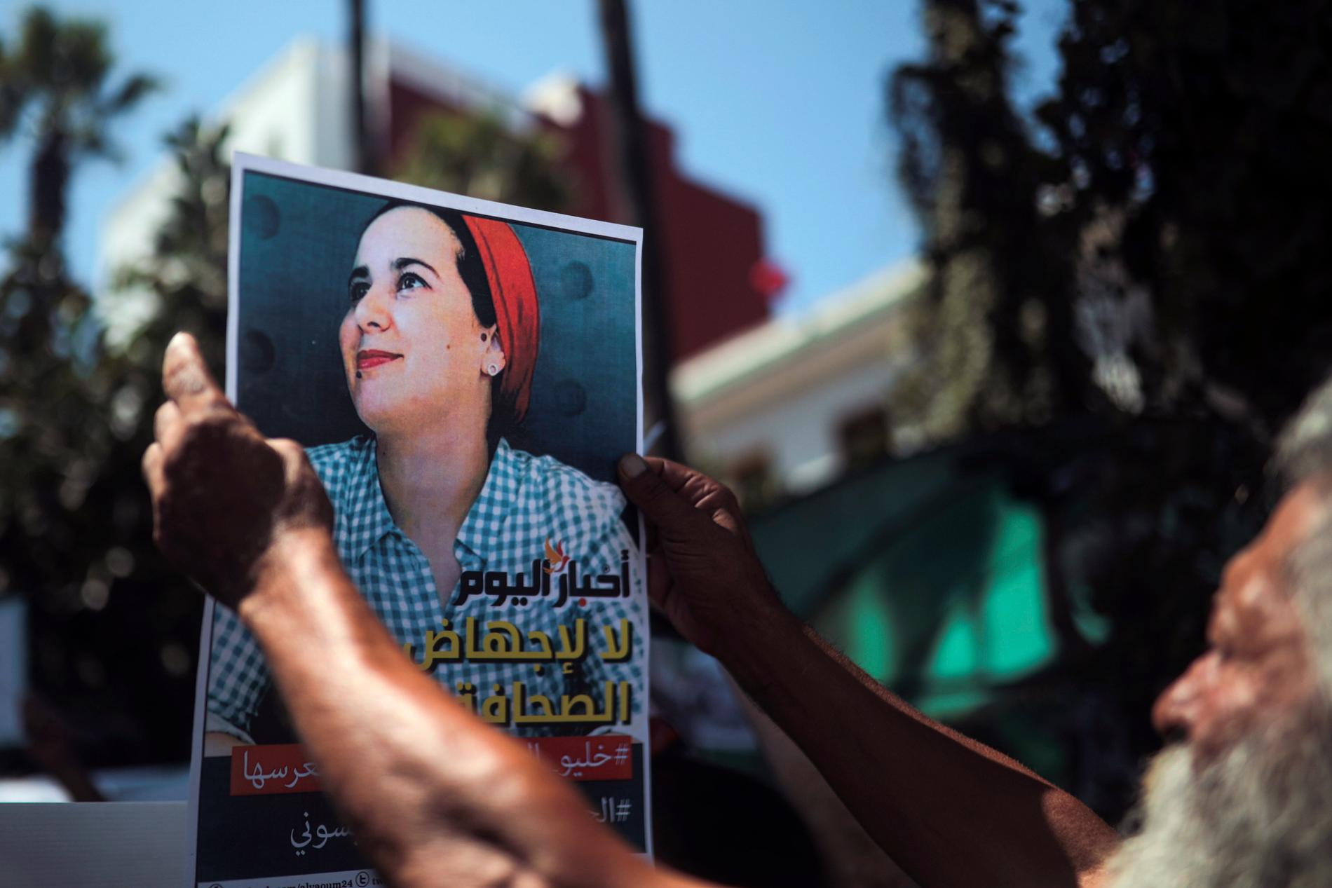 Demonstrationer förra månaden i Rabat i Marocko till stöd för journalisten Hajar Raissouni. Nu har landets kung benådat henne.