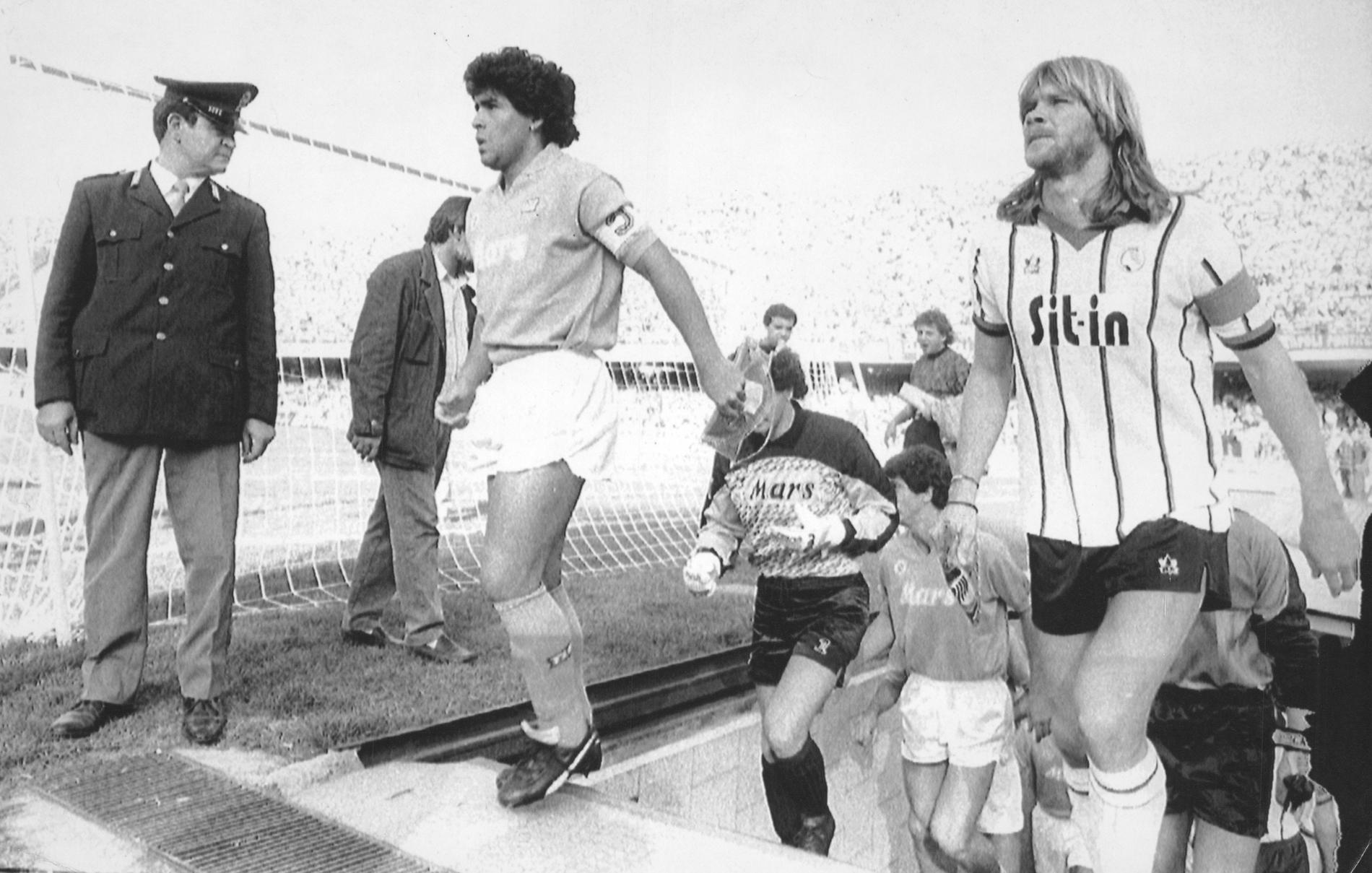 Maradona och Glenn Strömberg i en match mellan Napoli och Atalanta 1988.
