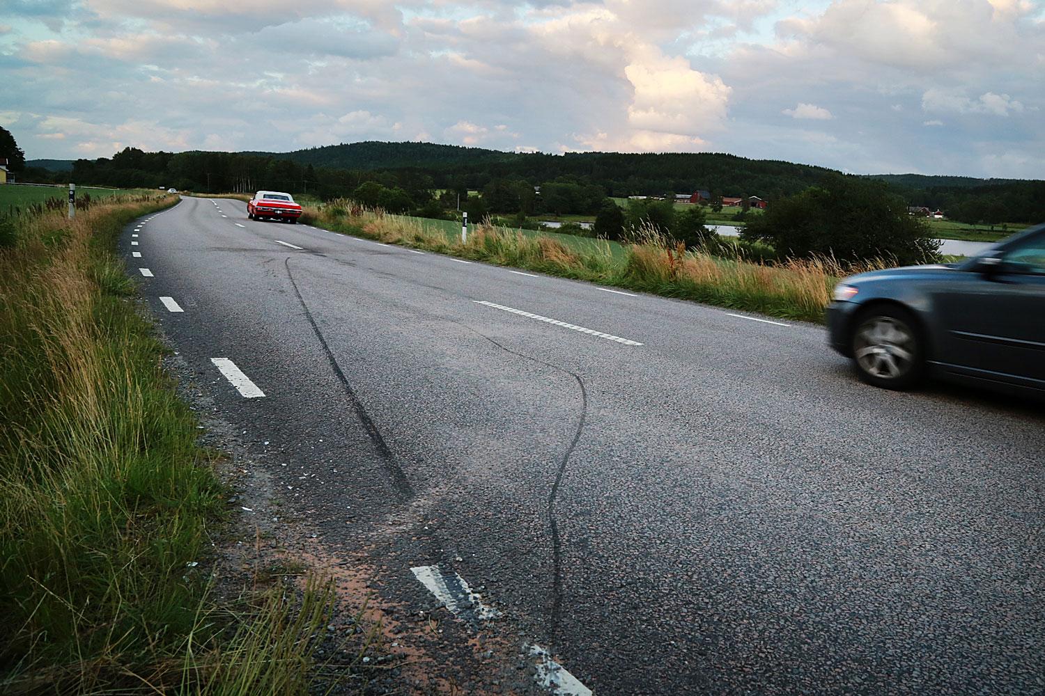 På lördagen dog en flicka till följd av de skador hon ådrog sig efter att ha färdats bak på en motorcykel som kolliderade med en bil utanför Veddige i Varbergs kommun.