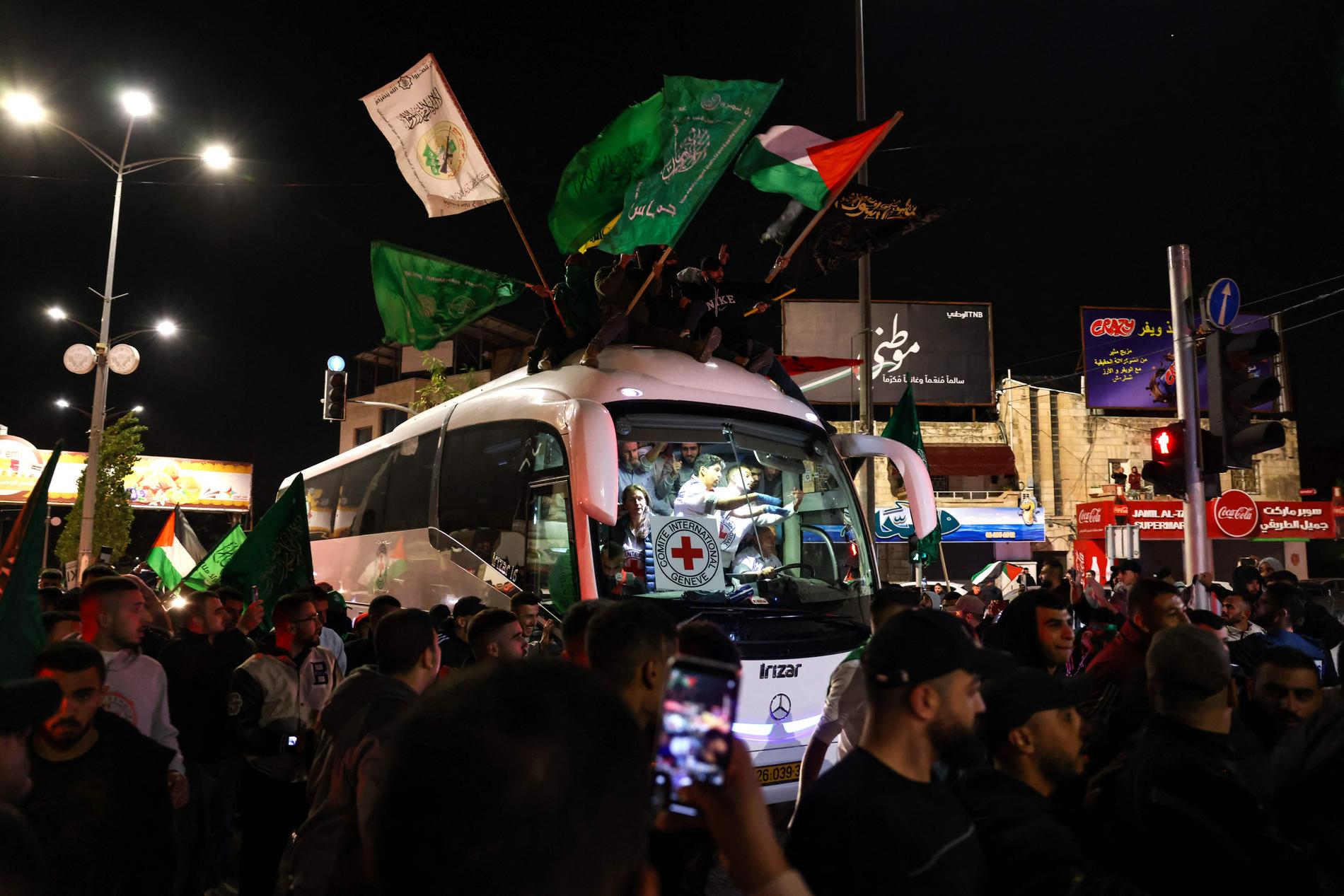En Röda Korset buss transporterar palestinska fångar anländer till ockuperade Västbanken.