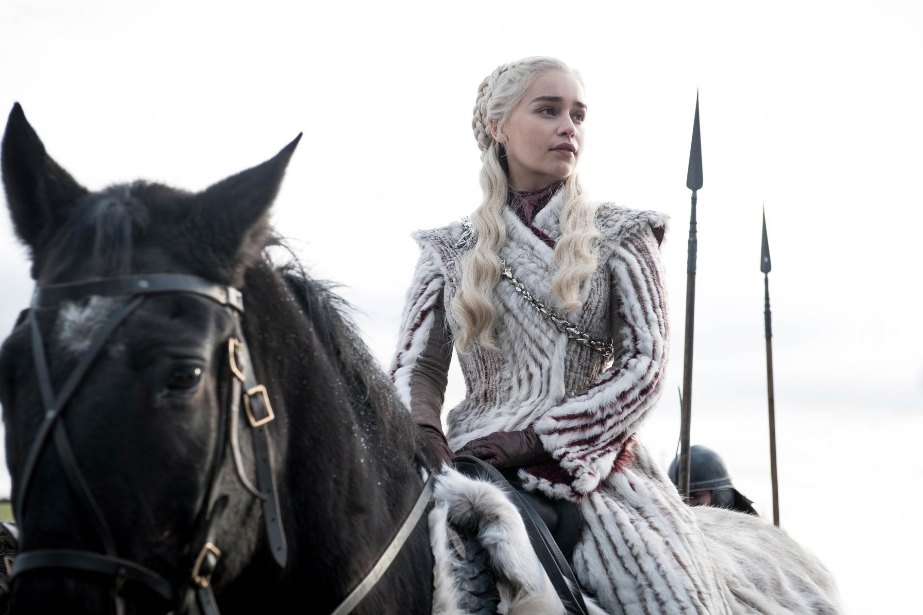 I säsong 8 får vi se en ny version av Daenerys vackra vinterkappa.