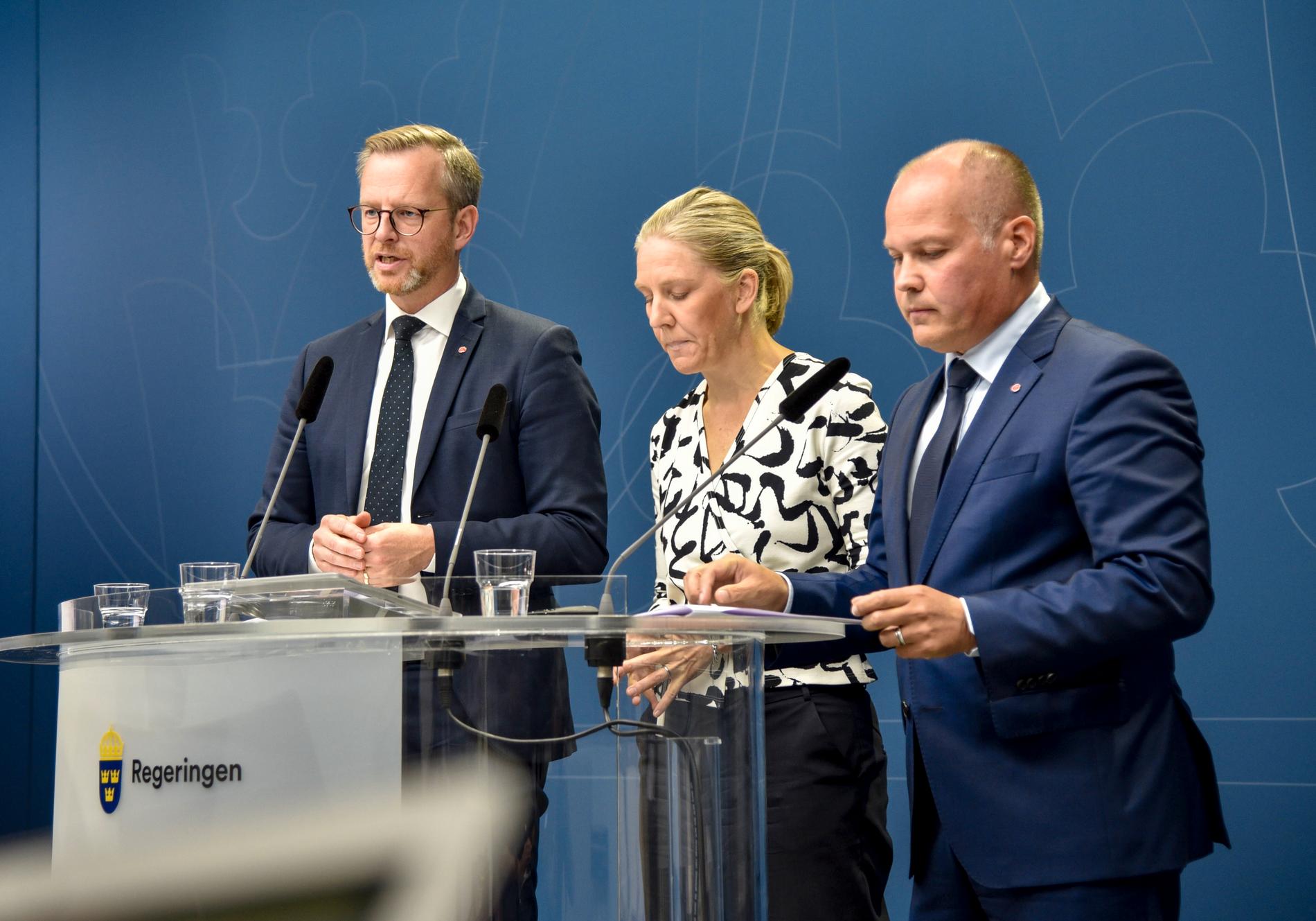 Inrikesminister Mikael Damberg (S), Karolina Skog (MP) och justitieminister Morgan Johansson (S) på lördagens presskonferens om de 34 åtgärdspunkterna mot gängkriminaliteten.