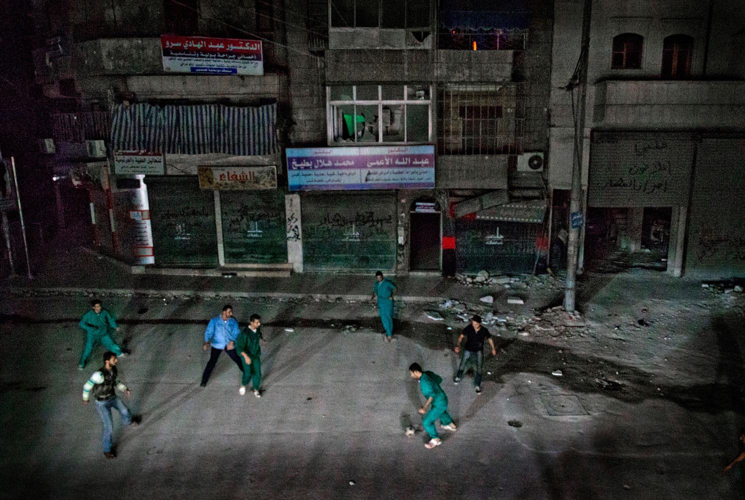 Sjukhuspersonalen spelar fotboll tillsammans med Fria syriska armén utanför sjukhuset mitt i natten.
- Vi måste göra något annat ibland. Glömma kriget för en kort stund, berättar doktor Osman Al-Hag, 30.