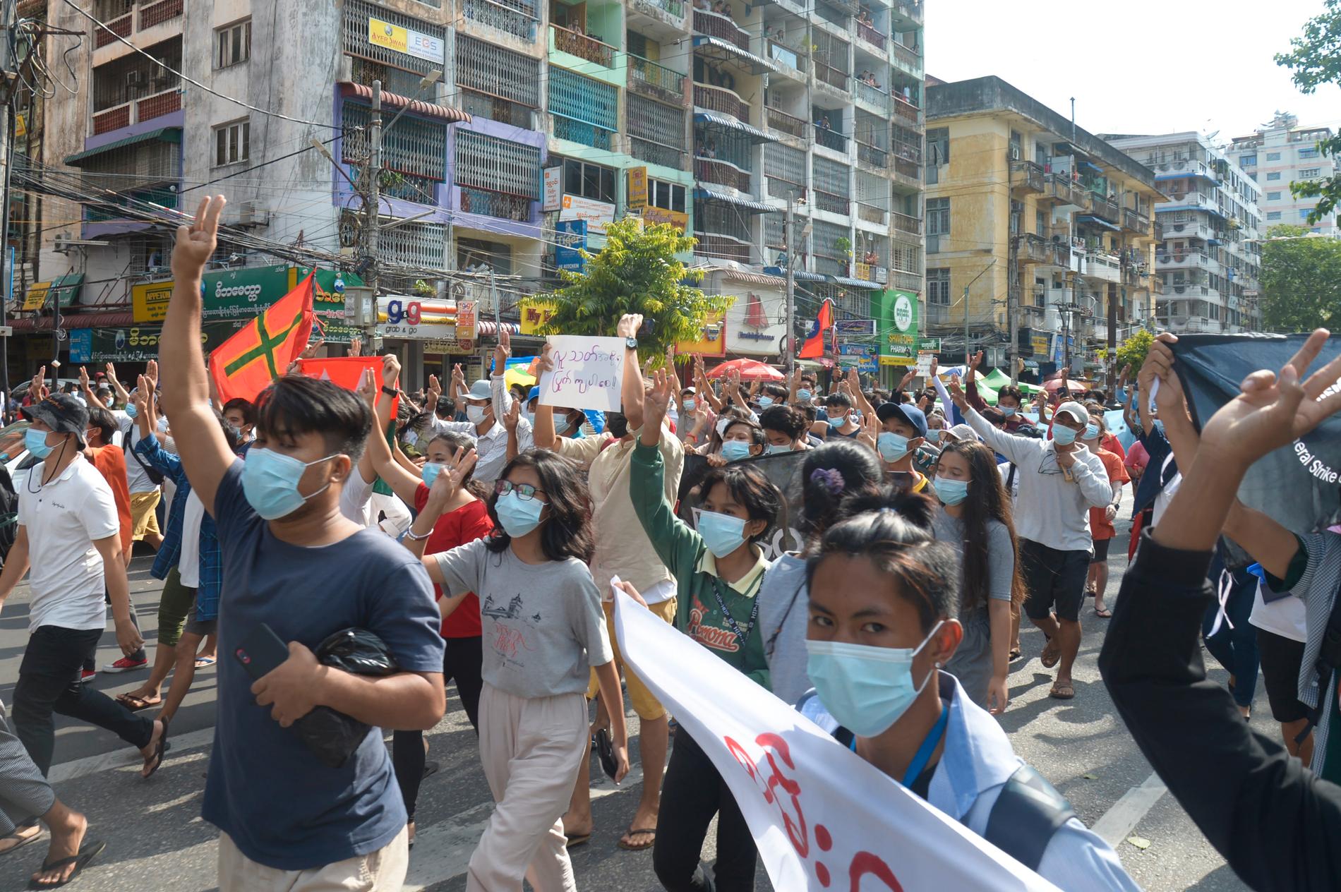 Demonstranter som protesterar mot militärkuppen. Arkivbild.