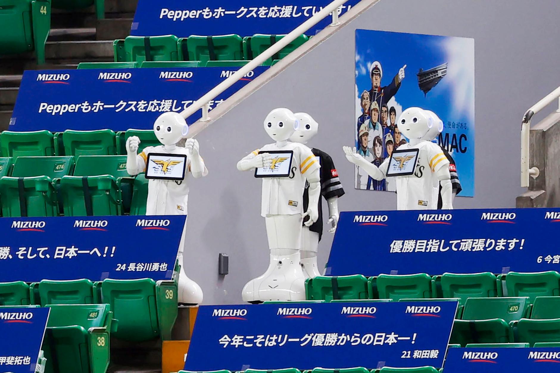 Dansande robotar under Fukuoka Hawks match.