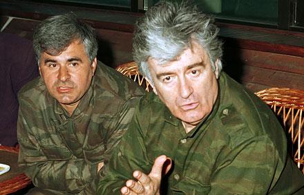 Radovan Karadzic, till höger, fotograferad tillsammans med Stojan Zupljanin, i Banja Luka i maj 1994. Zupljanin greps i juni.