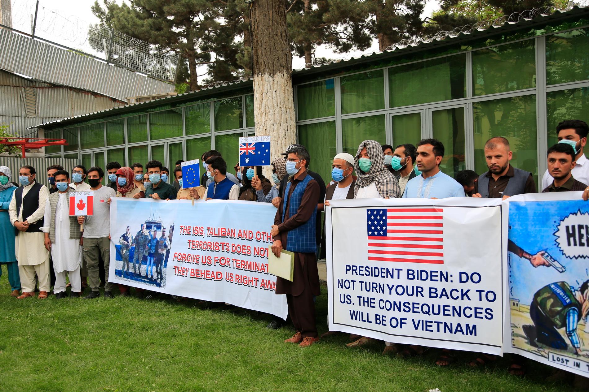 Afghanska tolkar som ännu inte fått asyl vädjar till USA och Nato under en protest i Kabul i april.
