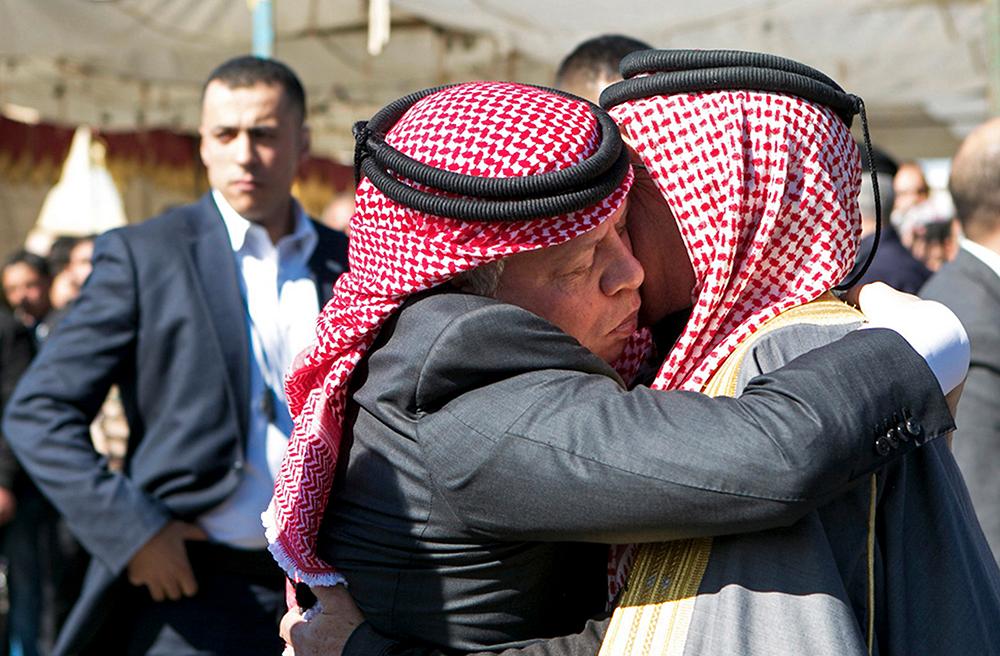 Jordaniens kung Abdullah mötte under torsdagen den mördade pilotens familj i byn Karak.