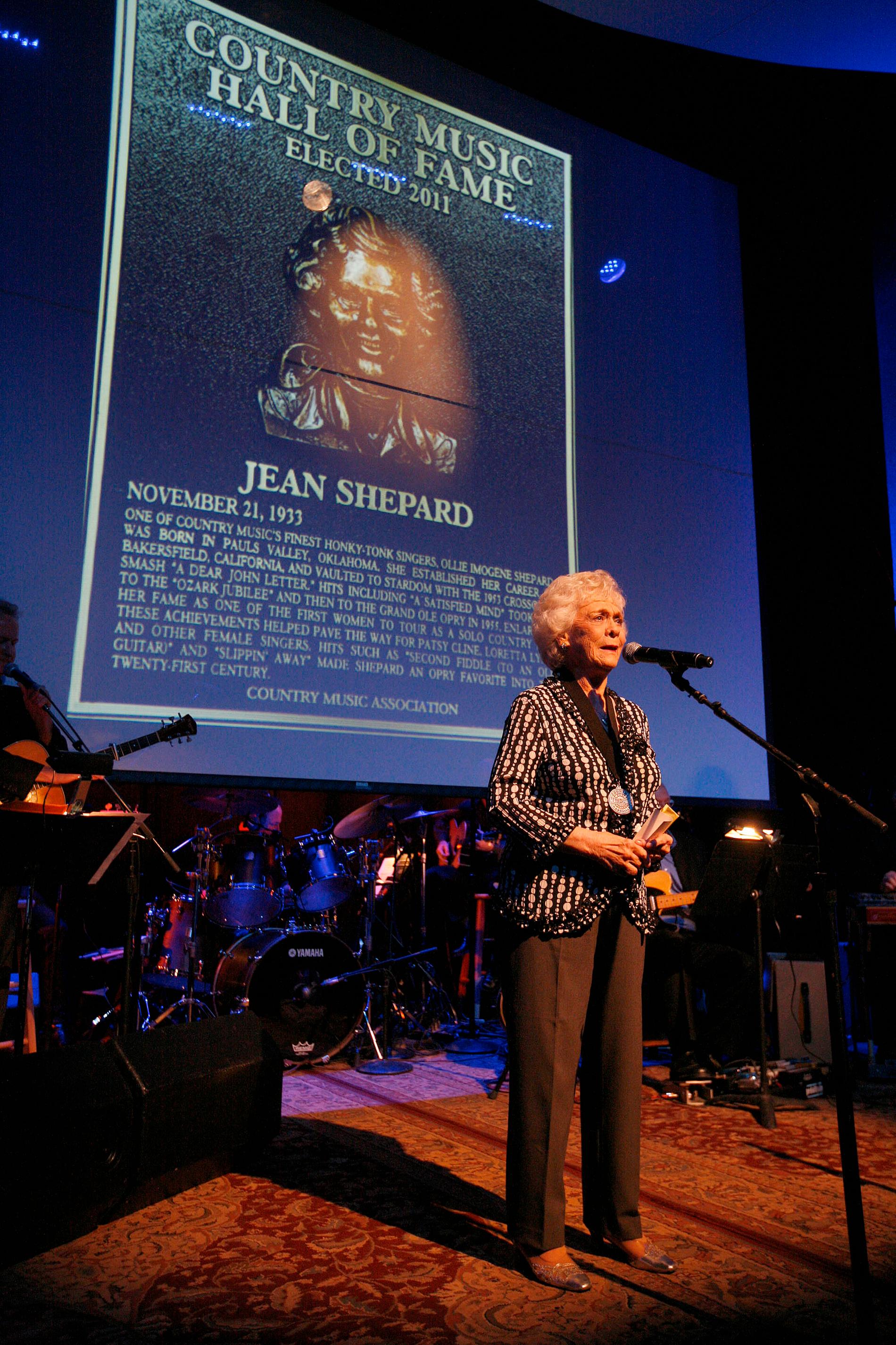 Jean Shepard framträder i samband med att hon valts in i ”Country Music Hall of Fame”.