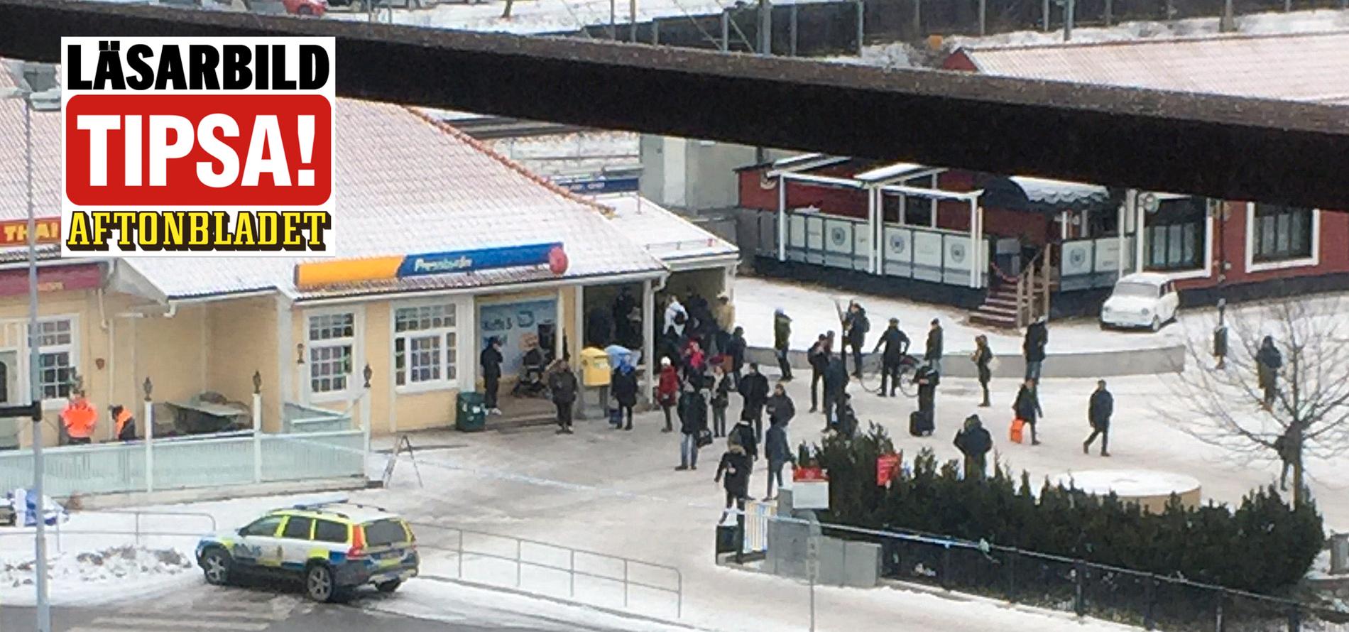 Ett misstänkt föremål har hittats i biljetthallen vid Upplands Väsbys station norr om Stockholm.