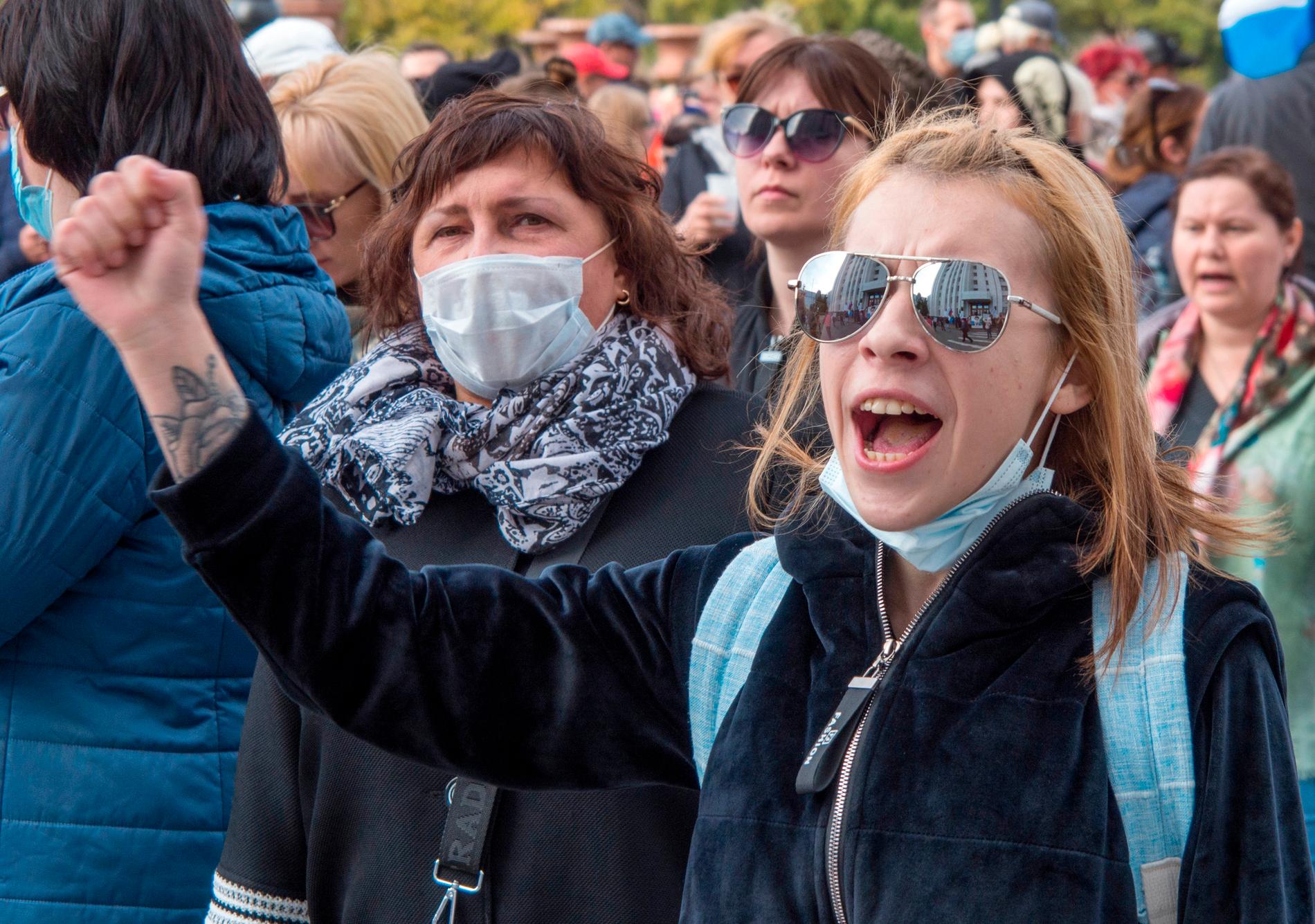 En kvinna skriker slagord under en demonstration till stöd för Sergej Furgal efter att han gripits. Arkiv oktober 2020. 