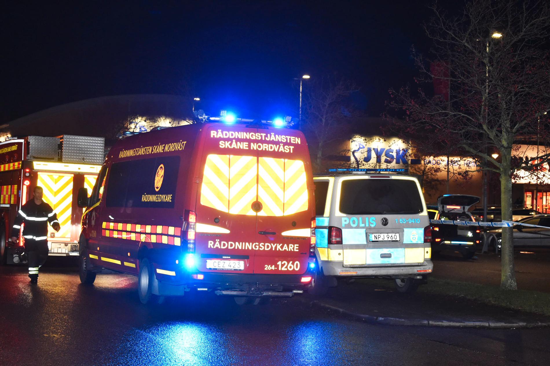 En man dog på sjukhus efter att han hittades stickskadad på en parkering i Helsingborg.
