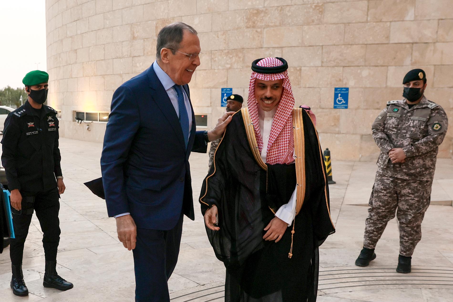 Rysslands utrikesminister Sergej Lavrov är på rundresa bland oljeländer i Mellanöstern och träffade i tisdags den saudiske prinsen Faisal bin Farhan.