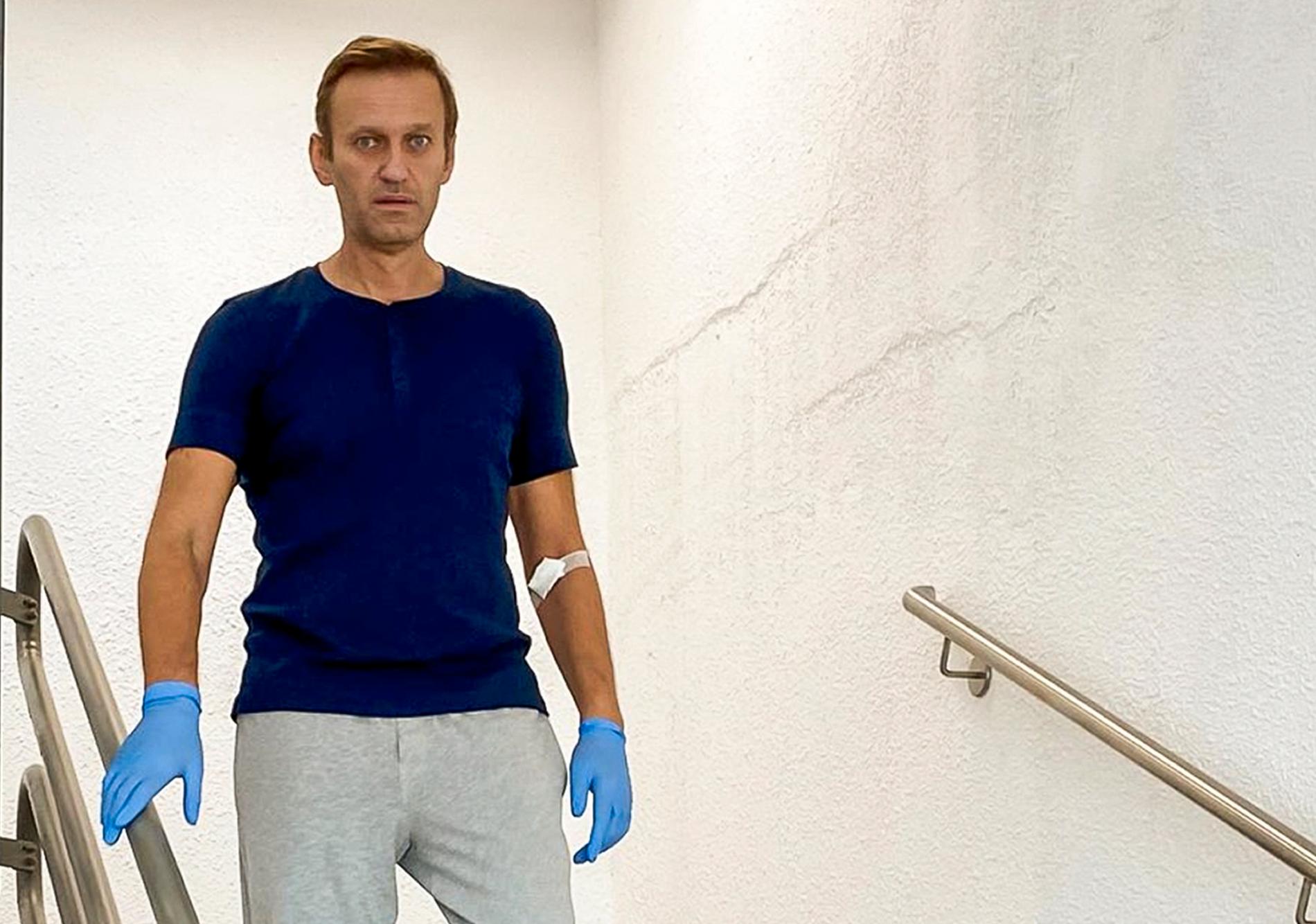 Aleksej Navalnyj går nedför trappor på Charité-sjukhuset i Berlin, där han vårdas efter förgiftningen han blev utsatt för. Bilden togs den 19 september.