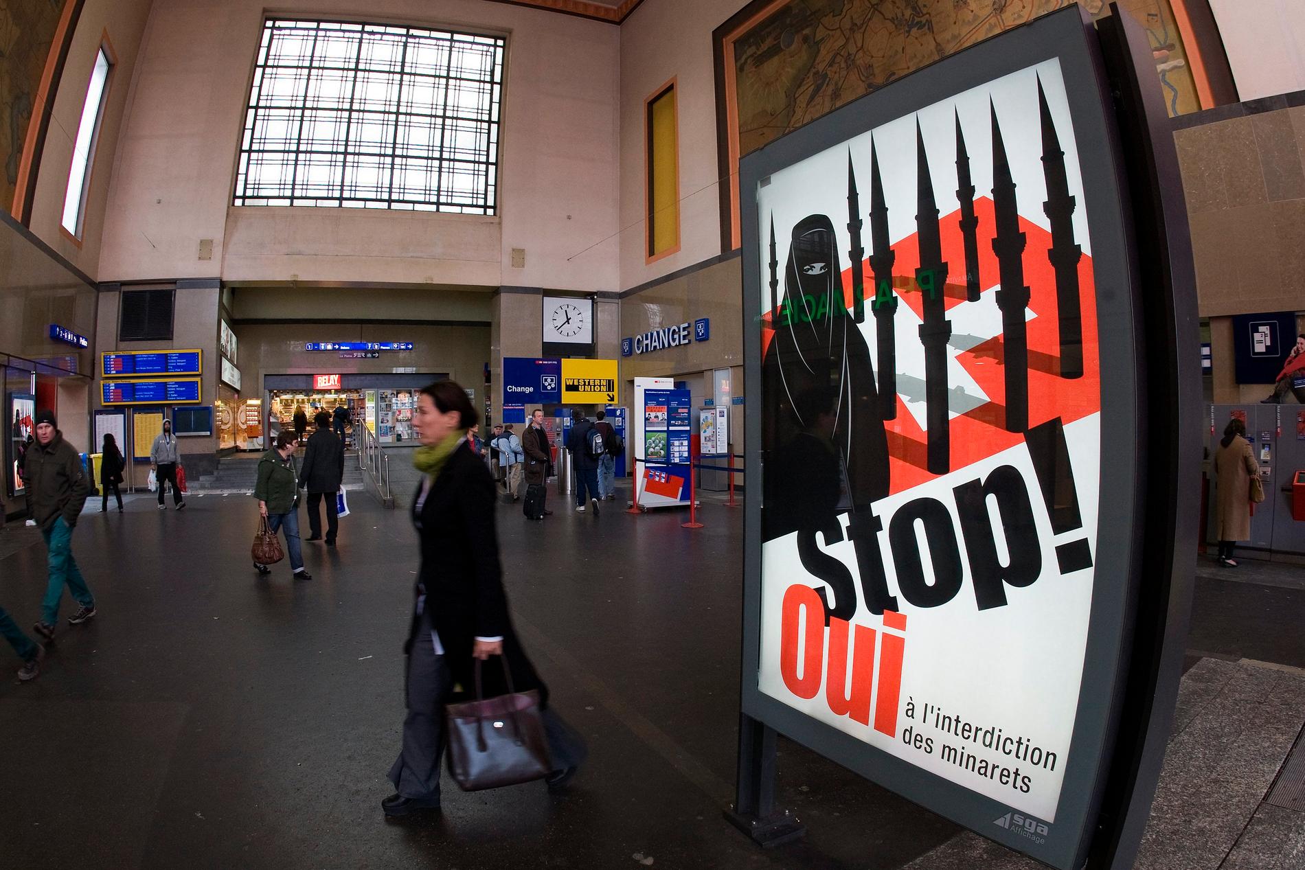 Högerpopulistiska Schweiziska folkpartiet har varit drivande i att få till vad som kommit att kallas "burkaförbud". På bilden syns ett av partiets anslag vid centralstationen i Gèneve 2009.