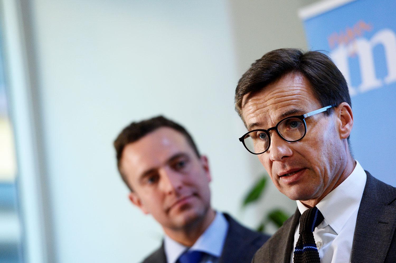 Moderaternas ekonomiskpolitiske talesperson Ulf Kristersson och partisekreteraren Tomas Tobé på pressträffen om sin skuggbudget.