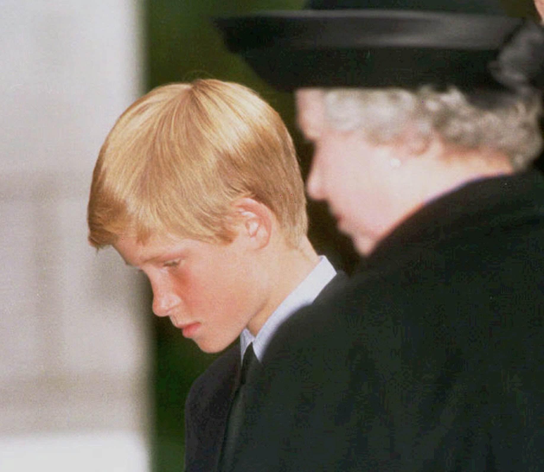 Prins Harry och drottning Elizabeth II utanför Balmoral efter att prinsessan Diana dött. 